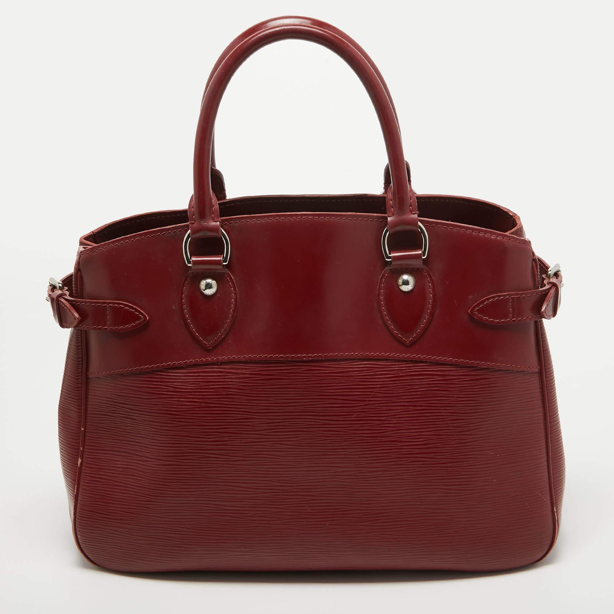 Designertaschen sind ideale Begleiter für viele Gelegenheiten! Hier haben wir ein mit Präzision gefertigtes Stück, das Mode und Funktionalität vereint. Er ist mit einem großzügigen Innenraum ausgestattet, in den alle wichtigen Dinge passen.

