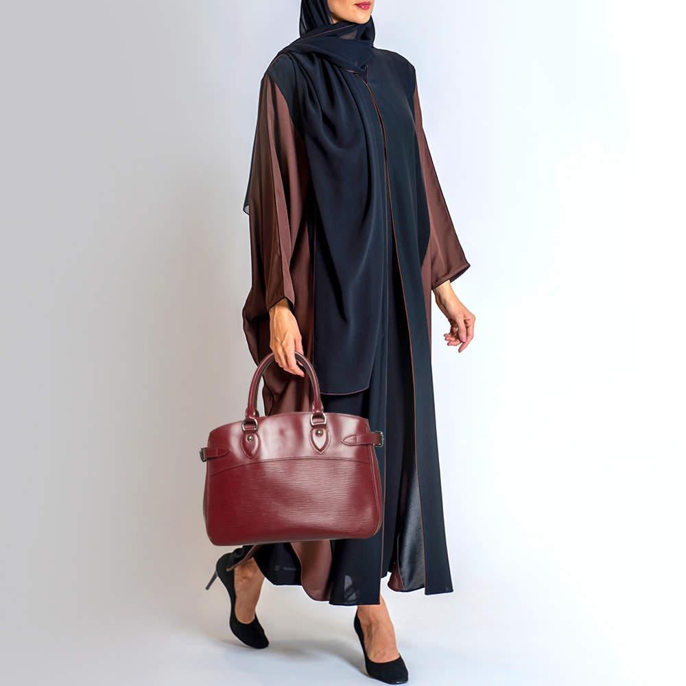 Louis Vuitton Rubis Epi Leather Passy PM Bag In Fair Condition For Sale In Dubai, Al Qouz 2
