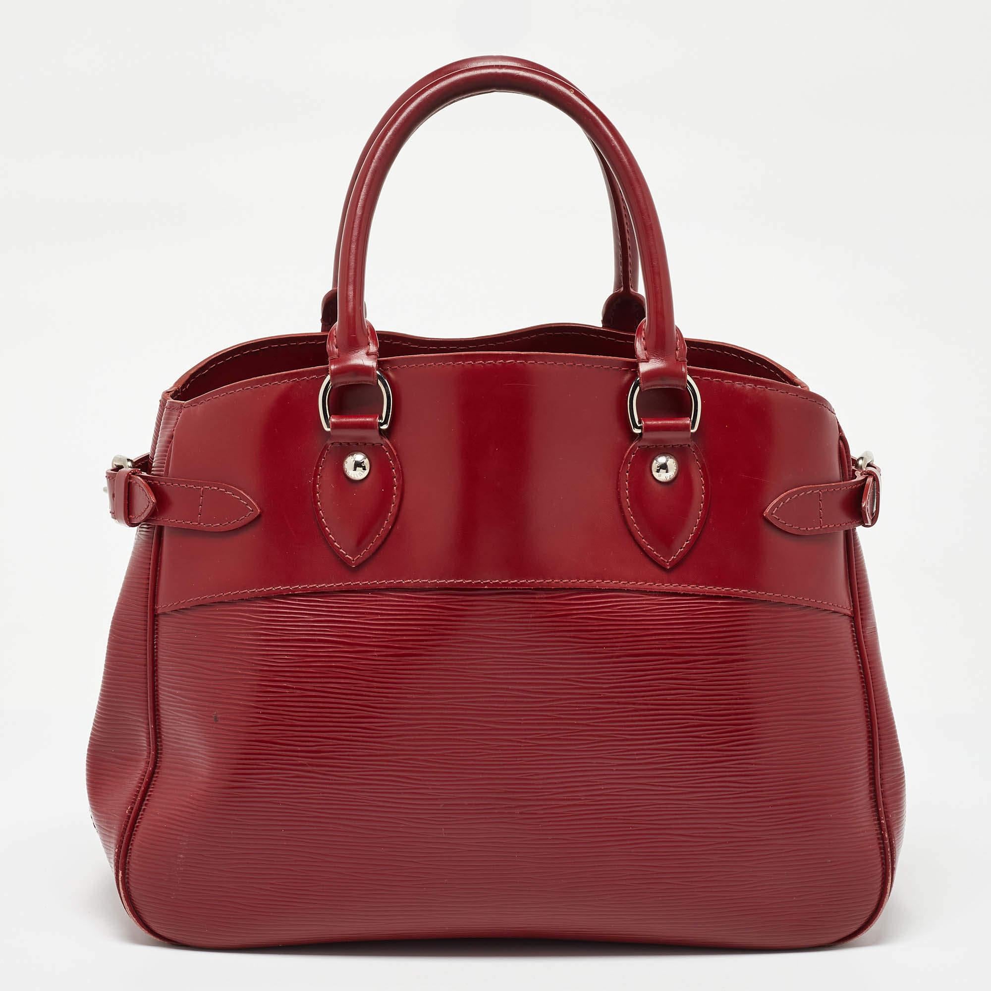 Bolso PM Passy de piel Epi Rubis Louis Vuitton en Bastante bueno estado para la venta en Dubai, Al Qouz 2