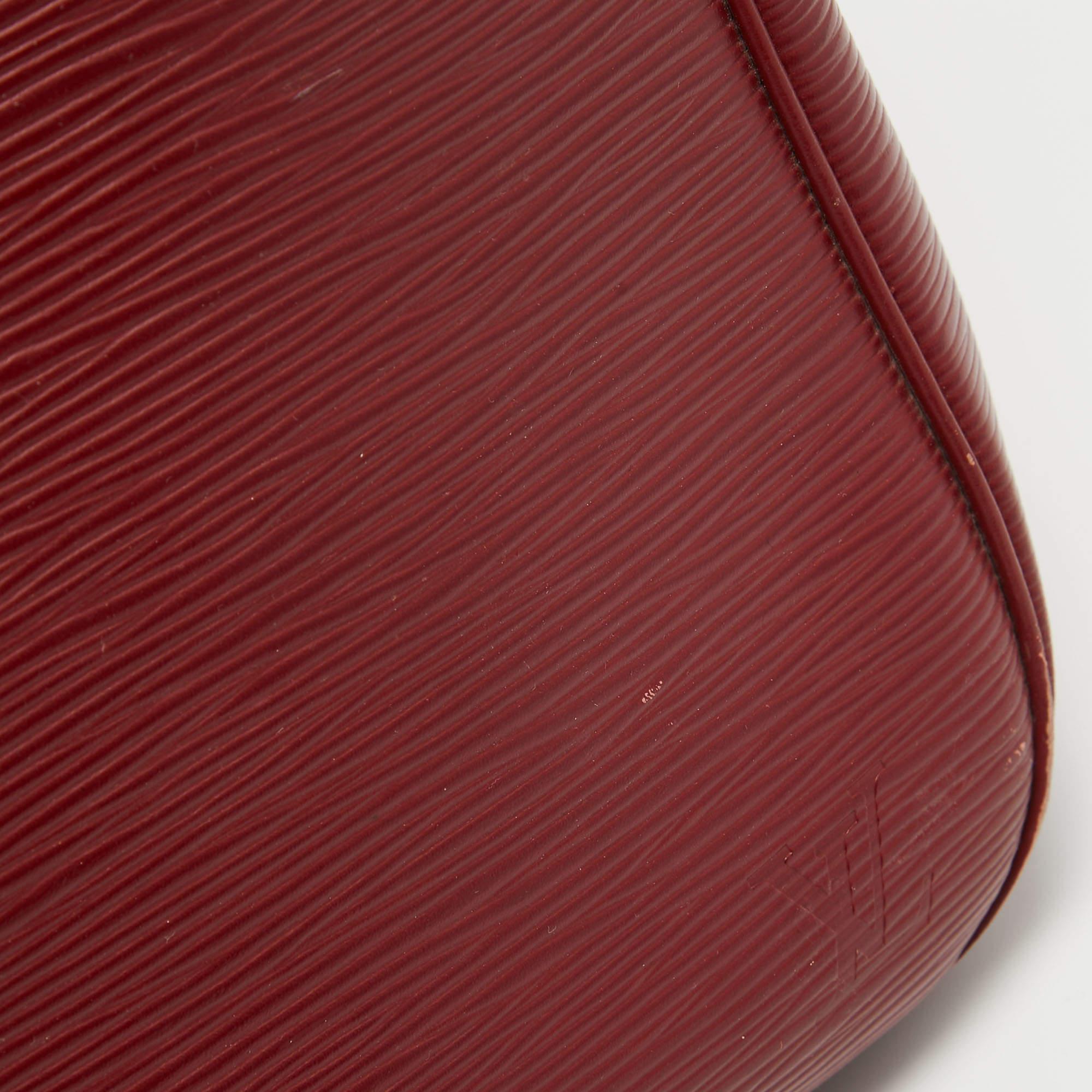 Louis Vuitton Rubis Epi Leder Passy PM Tasche aus Leder im Zustand „Relativ gut“ im Angebot in Dubai, Al Qouz 2