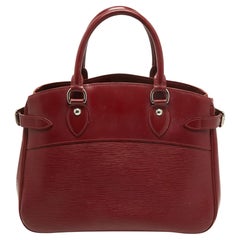 Louis Vuitton sac passepoil PM en cuir épi rubis