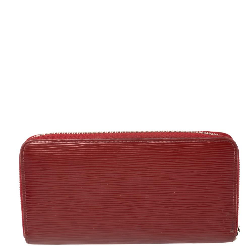 Dieses Louis Vuitton Zippy Portemonnaie ist ein praktisches Accessoire für den täglichen Gebrauch. Die aus dem charakteristischen Epi-Leder gefertigte Brieftasche verfügt über einen breiten Reißverschluss, der sich öffnen lässt und mehrere Schlitze,