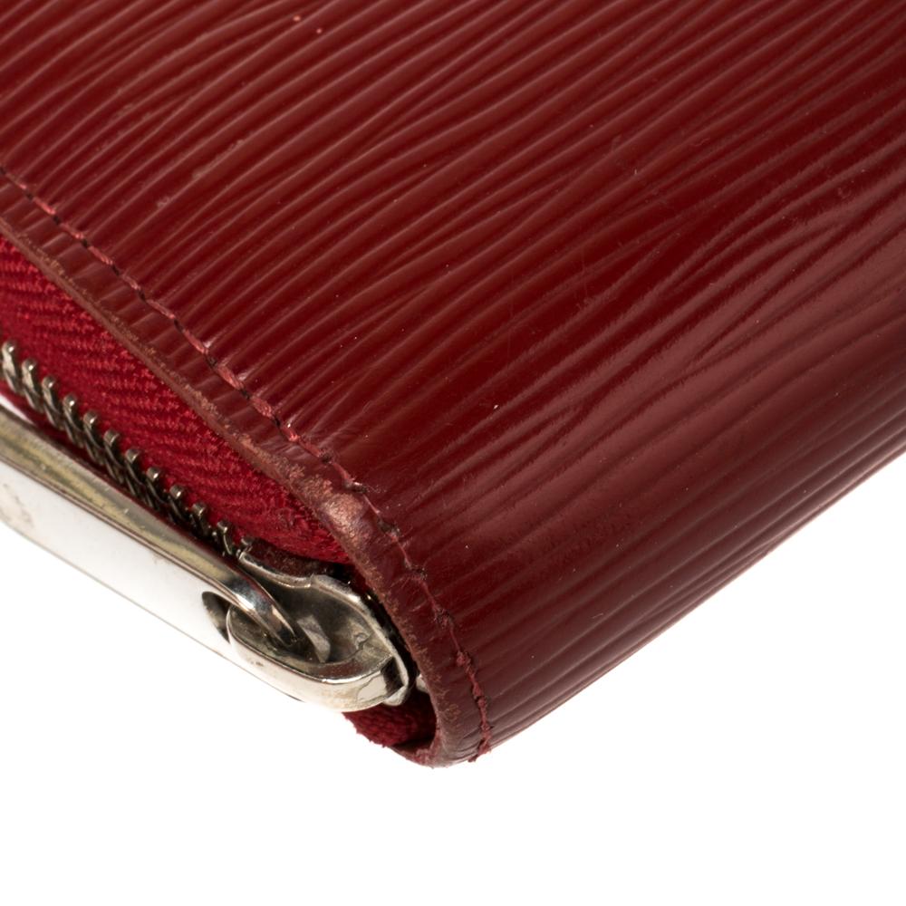 Louis Vuitton - Portefeuille à fermeture éclair en cuir épi rubis en vente 1