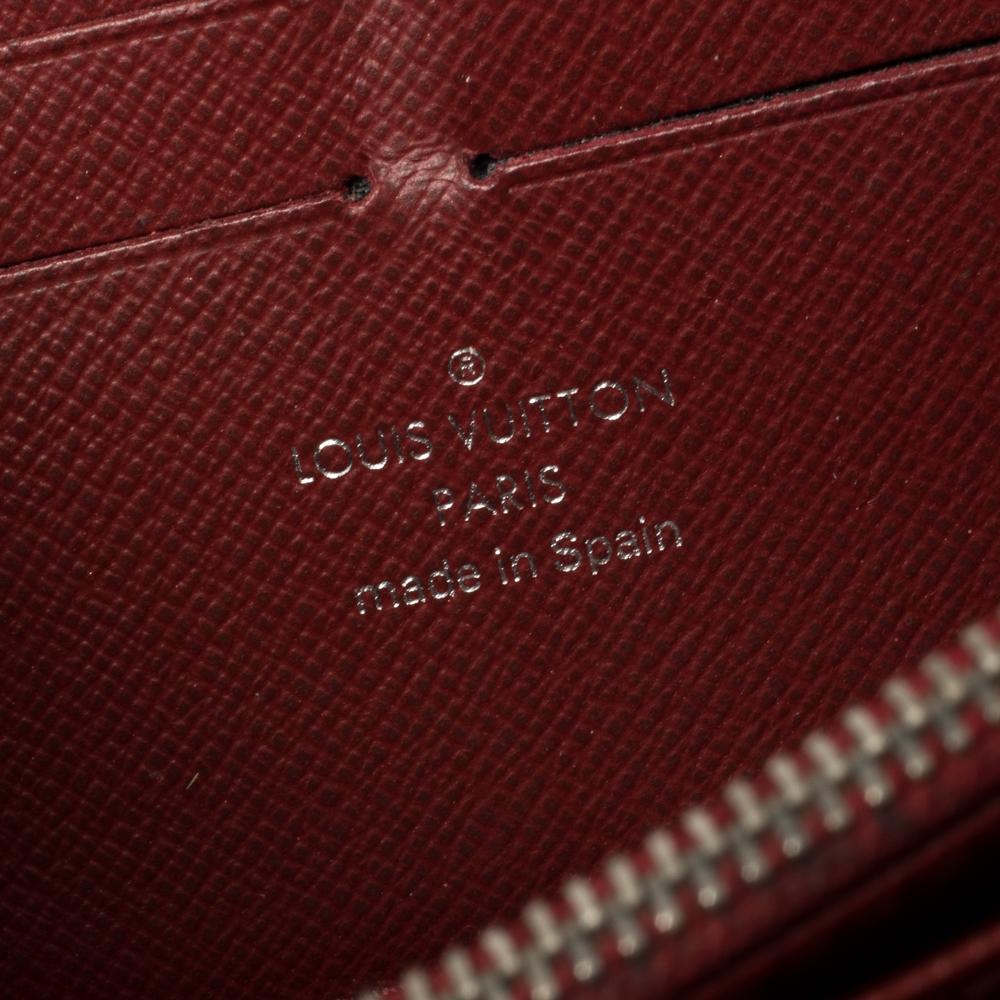 Louis Vuitton - Portefeuille à fermeture éclair en cuir épi rubis en vente 3
