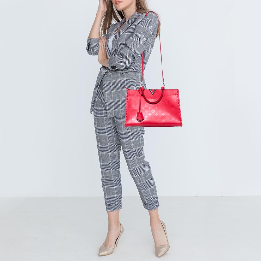 Louis Vuitton bags are on the wishlist of every fashionista and this Very Zipped bag from the Maison is a delight to own! Designed using monogram leather, this bag features whipstitched side edges and silver-tone hardware detailing. It comes with
