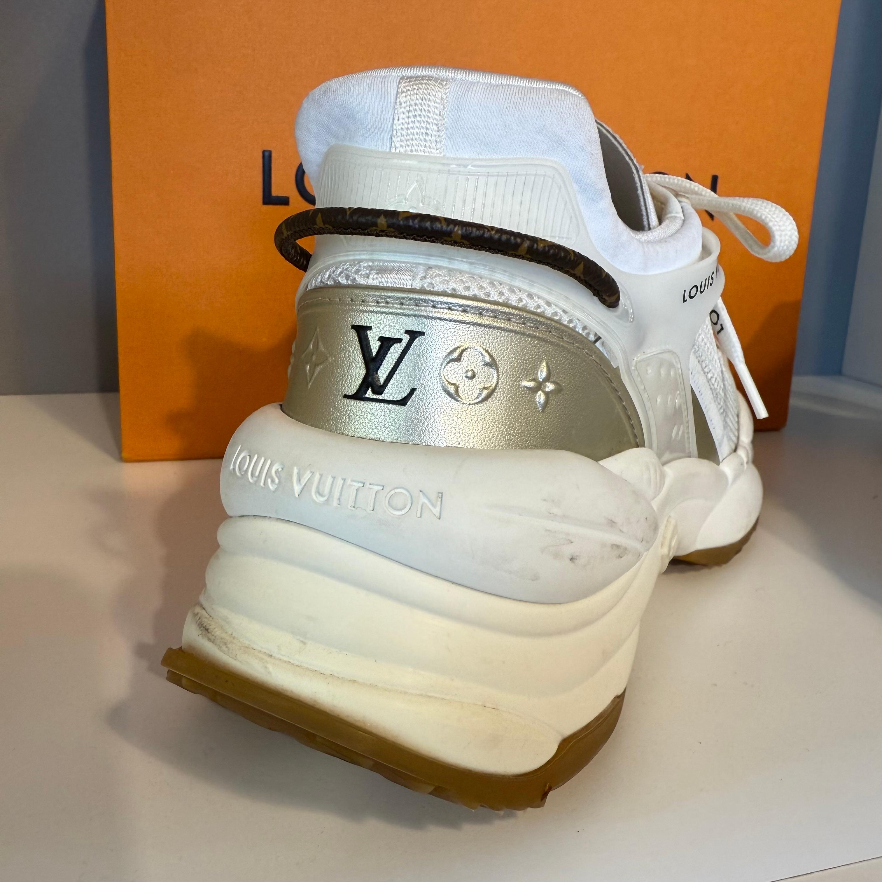 Donna Louis Vuitton Run55 Vegan Sneakers IT 37.5 in vendita
