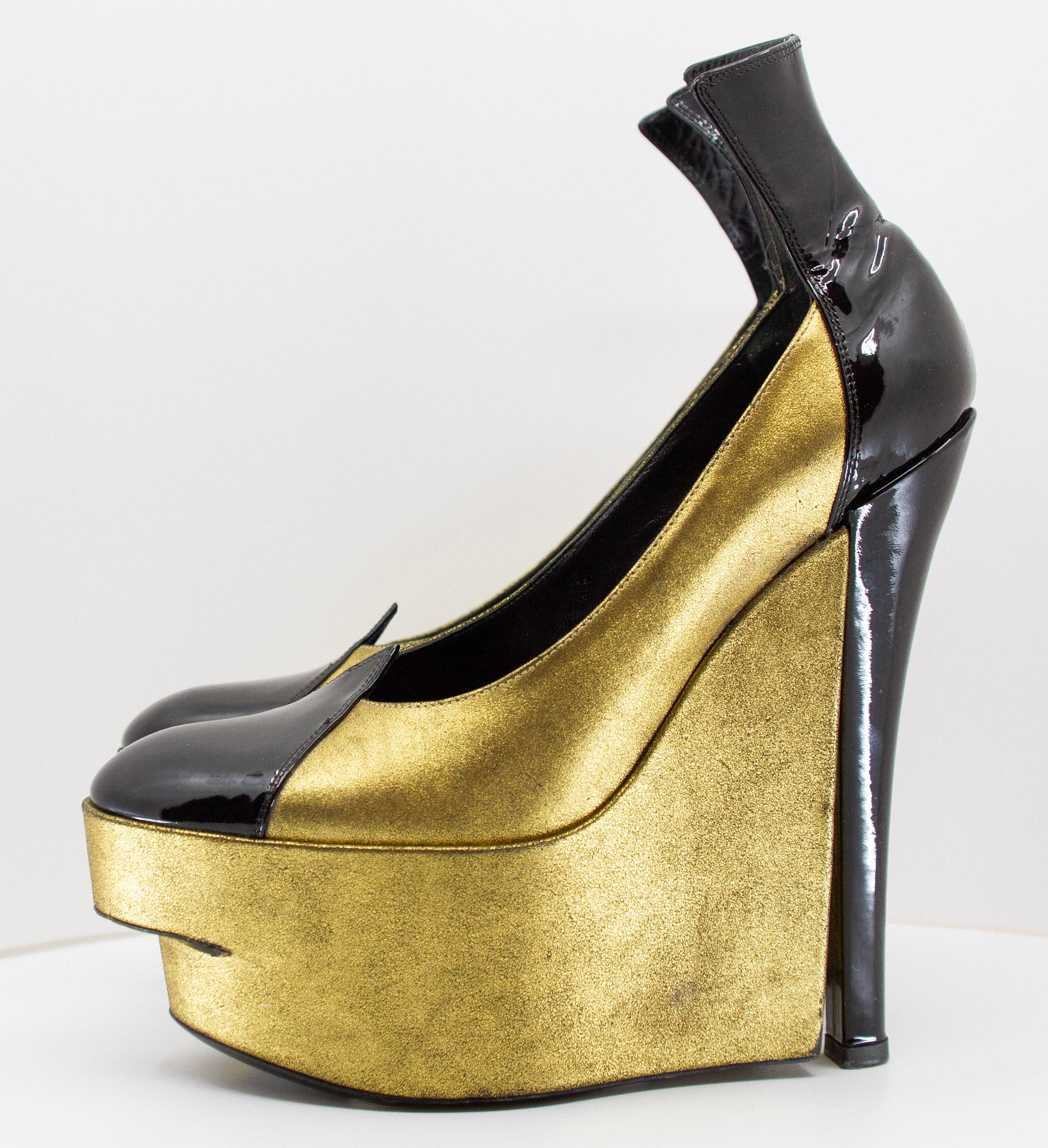 Louis Vuitton Runway Fall 2008 Metallic Gold/Black Patent Wedged Heels In Excellent Condition For Sale In Kingston, NY