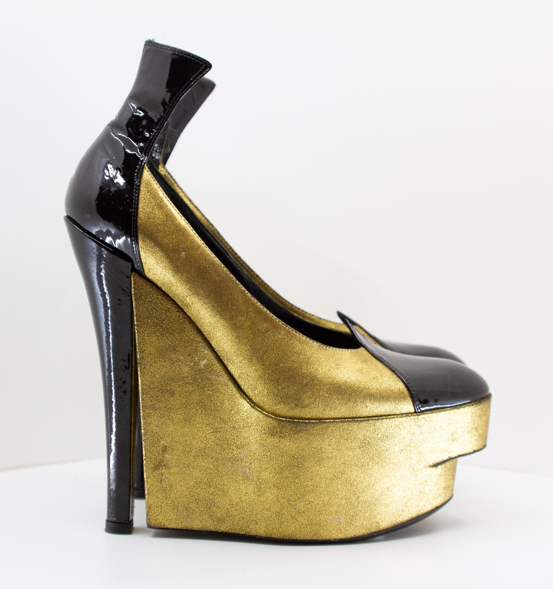 Louis Vuitton Runway Fall 2008 Metallic Gold/Black Patent Wedged Heels (talons compensés) en vente 1