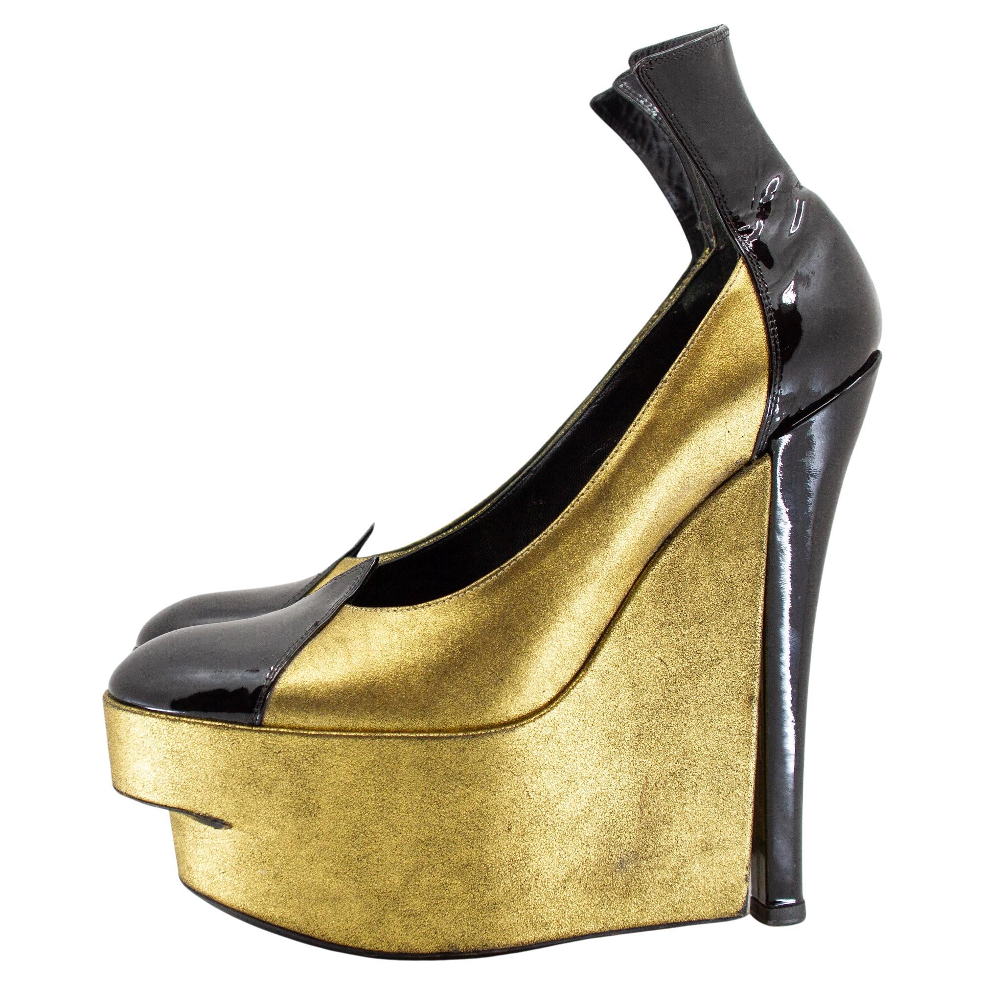Louis Vuitton Runway Fall 2008 Metallic Gold/Black Patent Wedged Heels (talons compensés) en vente