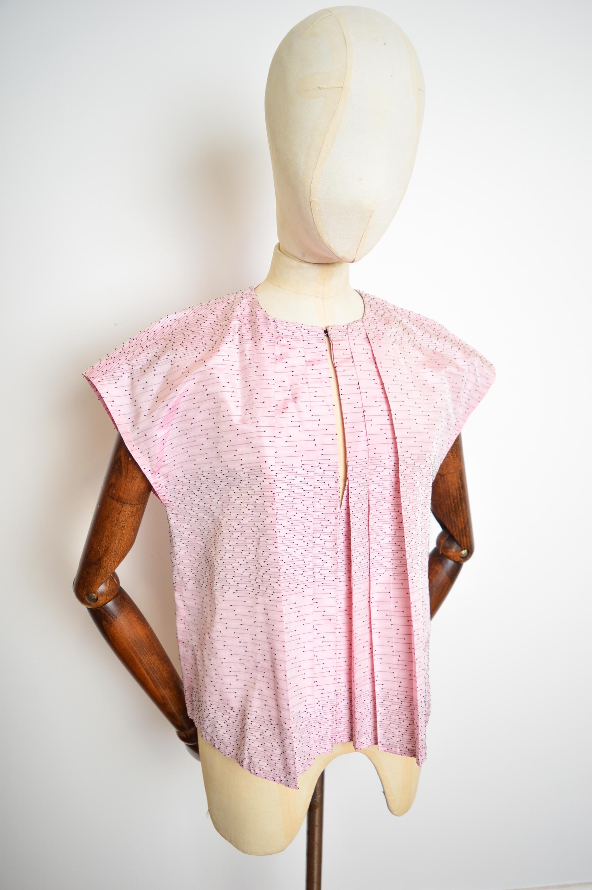 LOUIS VUITTON Campione di passerella rosa in seta grezza Avant Guard Camicetta strutturata - Top in vendita 5
