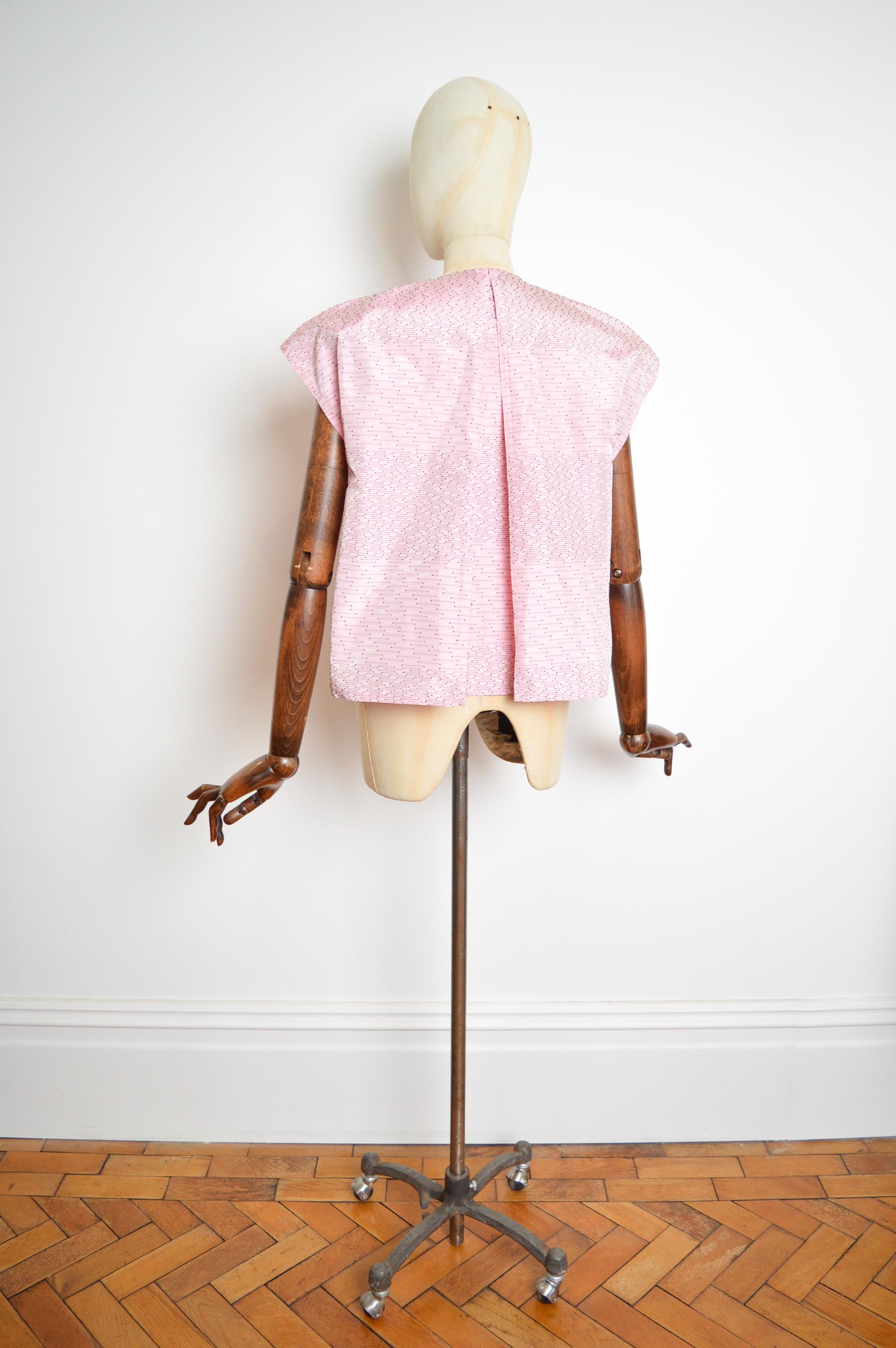 LOUIS VUITTON Campione di passerella rosa in seta grezza Avant Guard Camicetta strutturata - Top in vendita 6