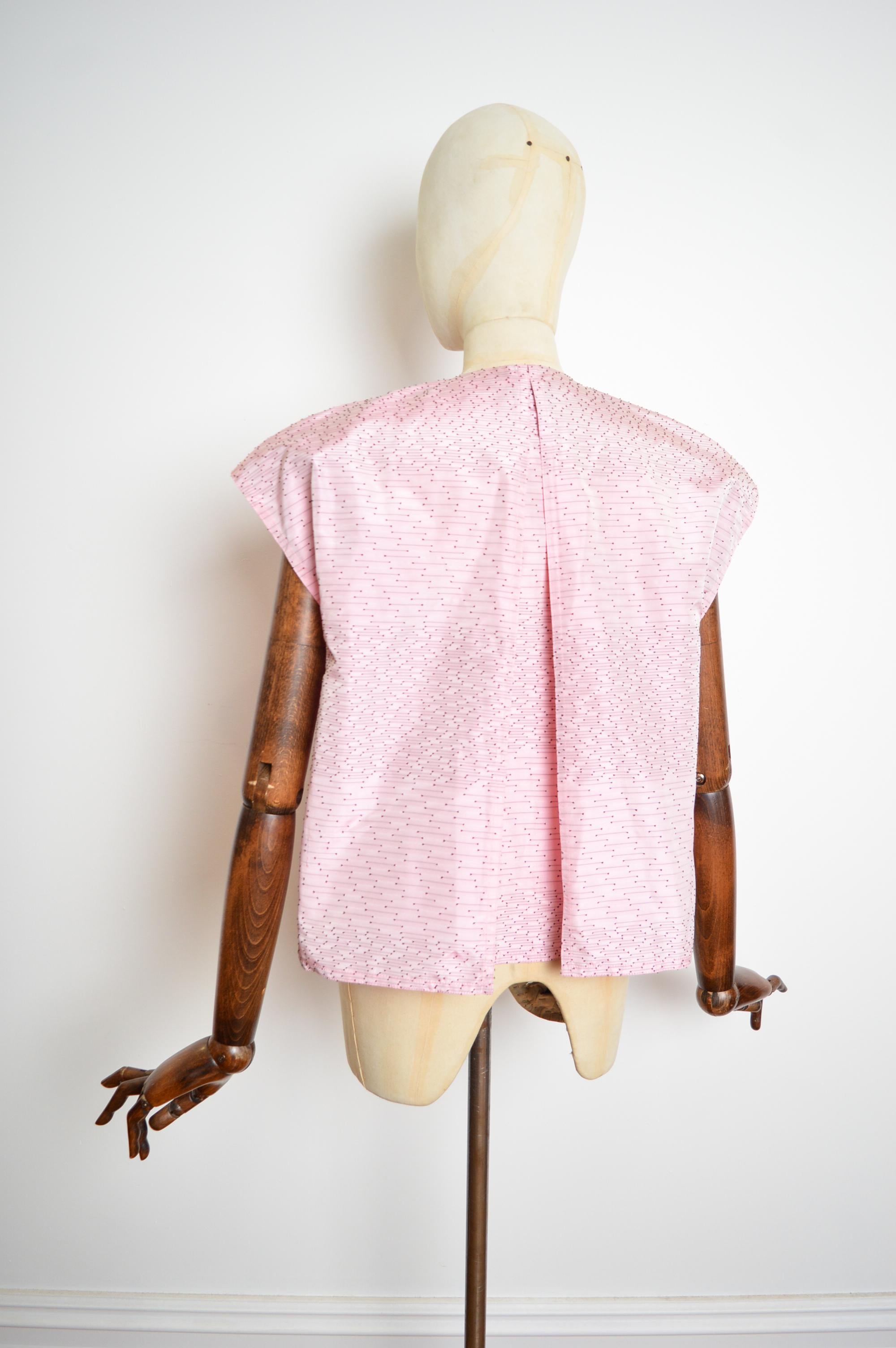 LOUIS VUITTON Campione di passerella rosa in seta grezza Avant Guard Camicetta strutturata - Top in vendita 1