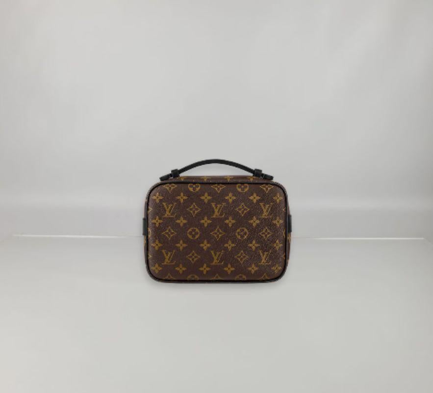 Monogram Macassar canvas
Epi leather trim and lining
Matte black metallic finishes
V-stitching and embossed signature on the leather handle
S lock magnetic clasp
Large front pocket
Large zippered compartment
Interior flat pocket
Shoulder strap: