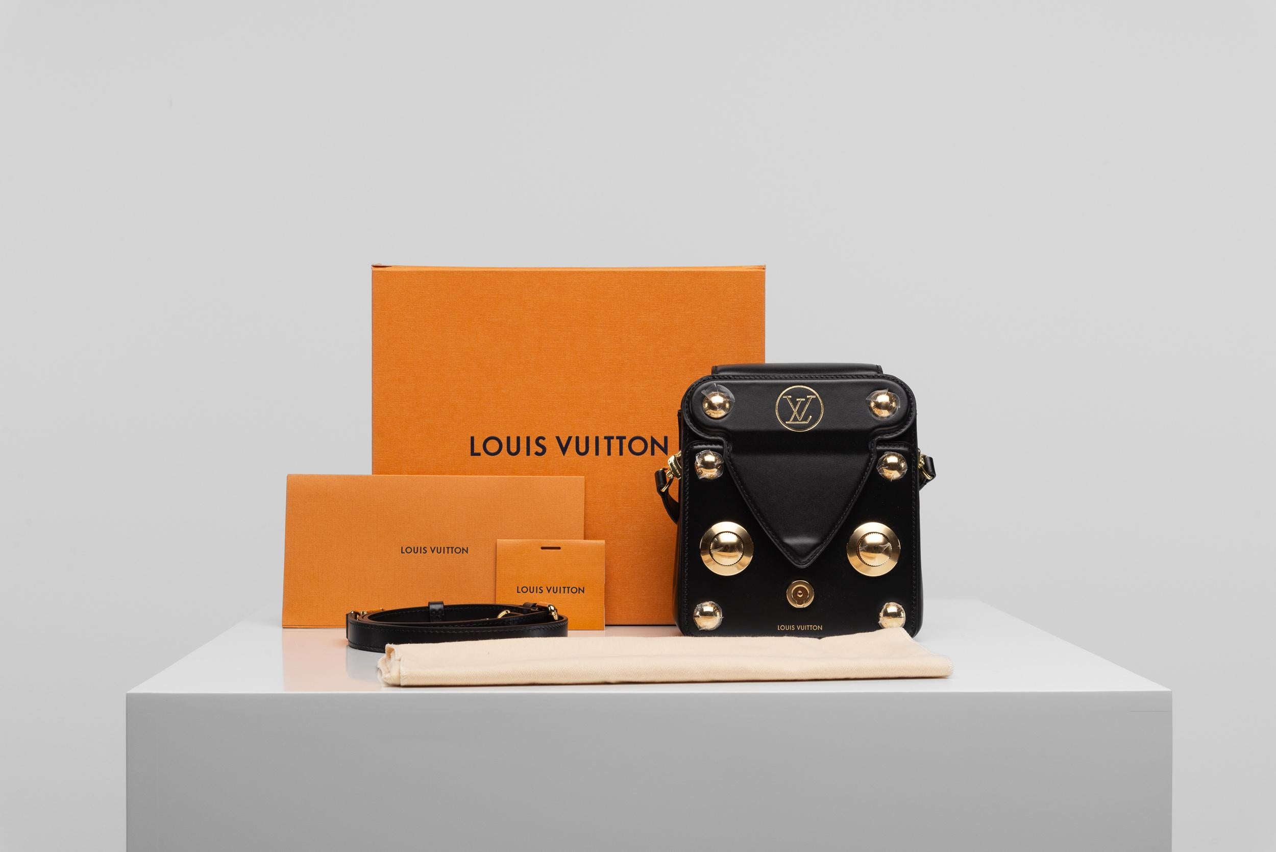From the collection of SAVINETI we offer this Louis Vuitton S-Lock XL Bag:
- Brand: Louis Vuitton
- Model: S-Lock XL (Spring-Summer 2023 collection)
- Condition: NEW (unused) - protective foil still on
- Year: 2023
- Materials: calfskin, gold-color