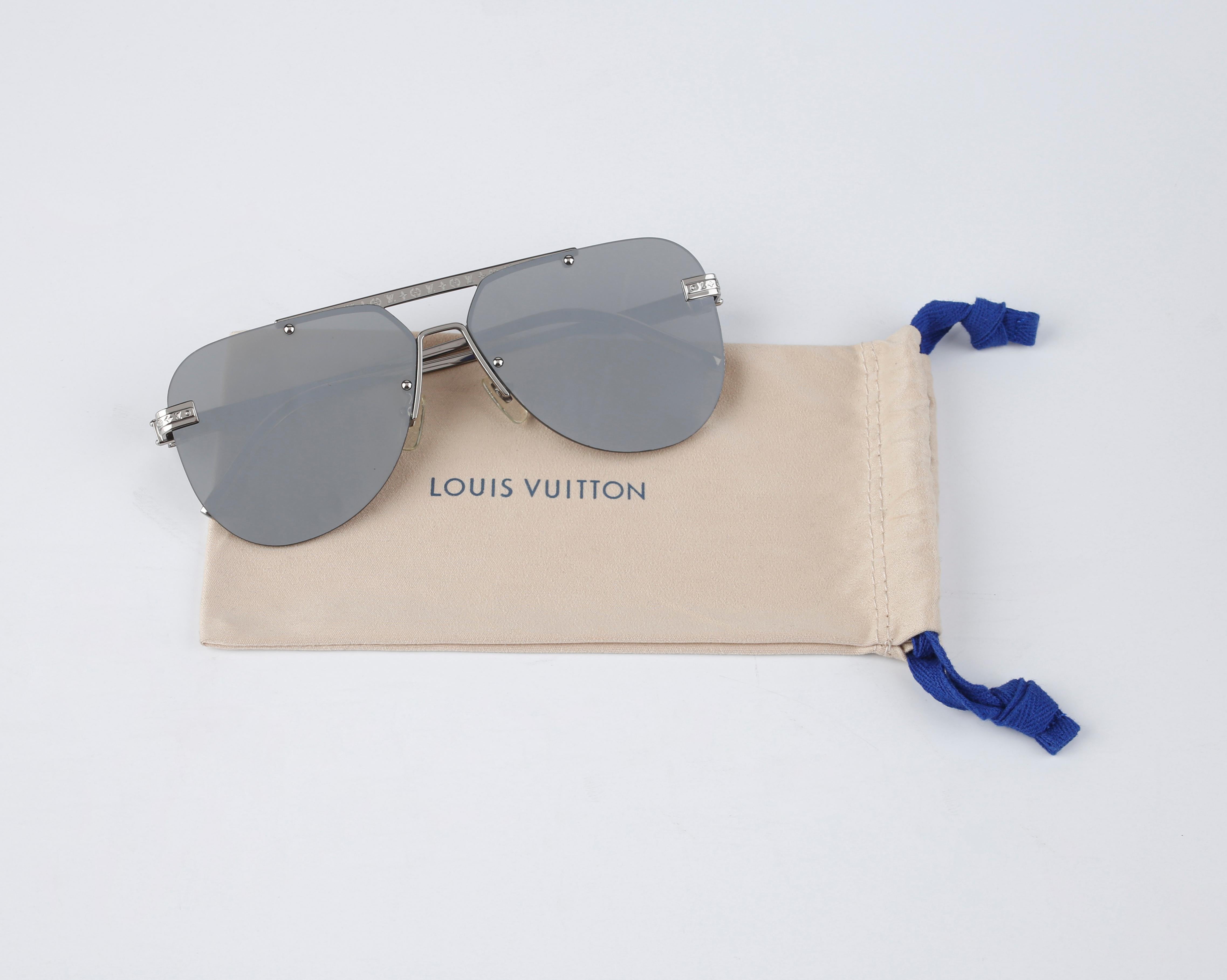 Dalla collezione primavera/estate 2023, gli occhiali da sole LV Ash hanno una struttura senza montatura con una forma squadrata che mette in risalto le lenti piatte. Realizzate in metallo leggero, presentano le iconiche cerniere a S della Maison,