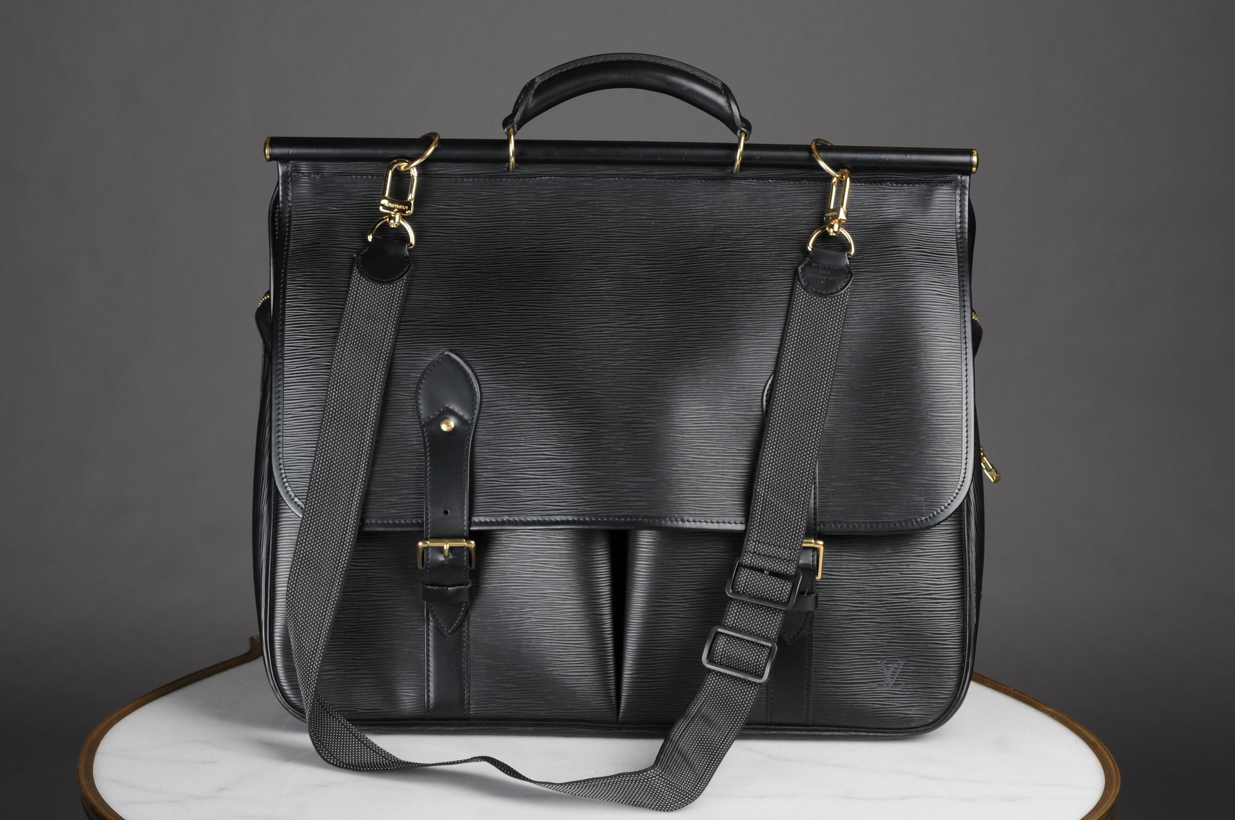 Louis Vuitton Sac Chasse Bag Epi Black  For Sale 7