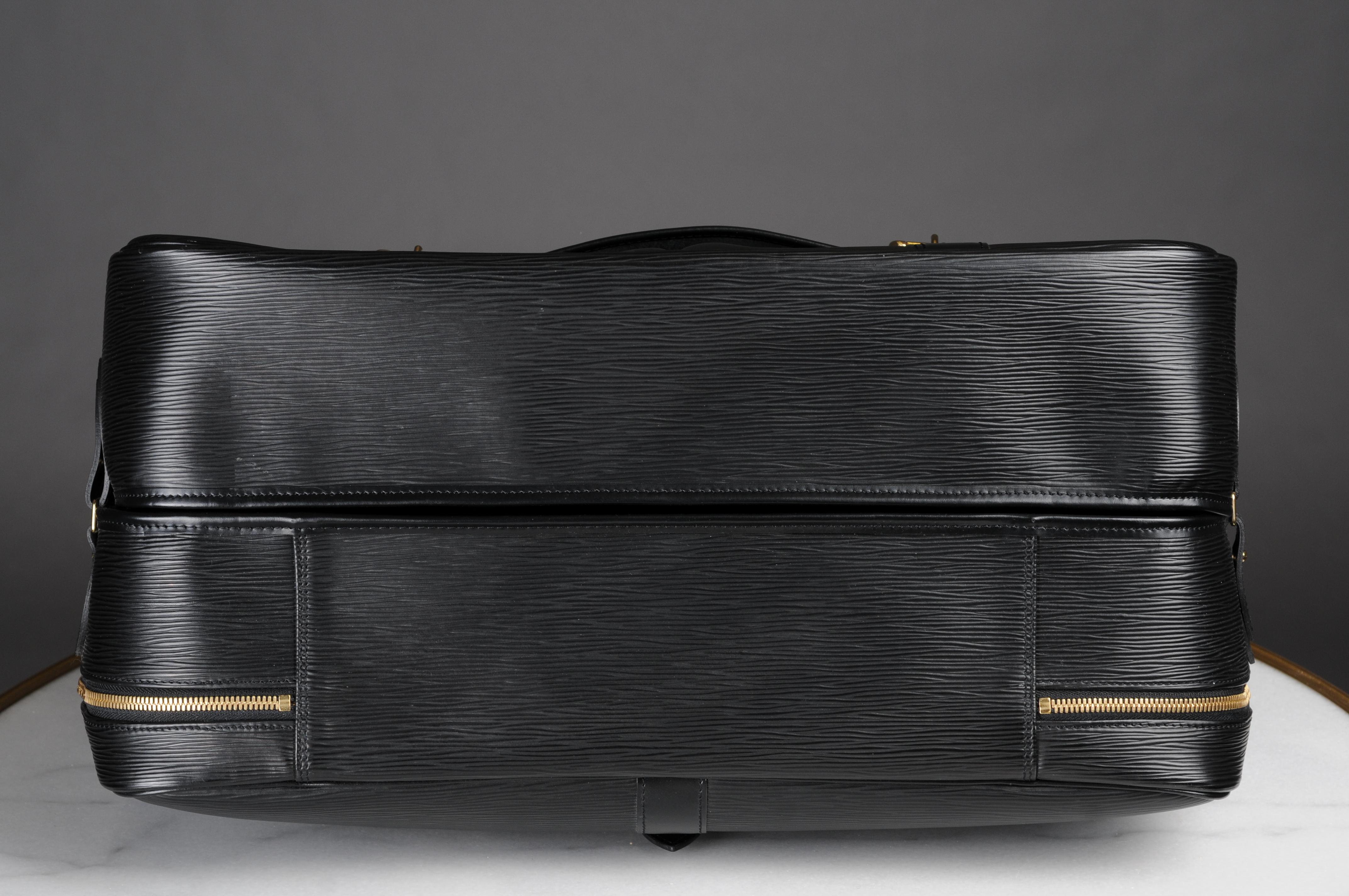 Louis Vuitton Sac Chasse Bag Epi Black  For Sale 9