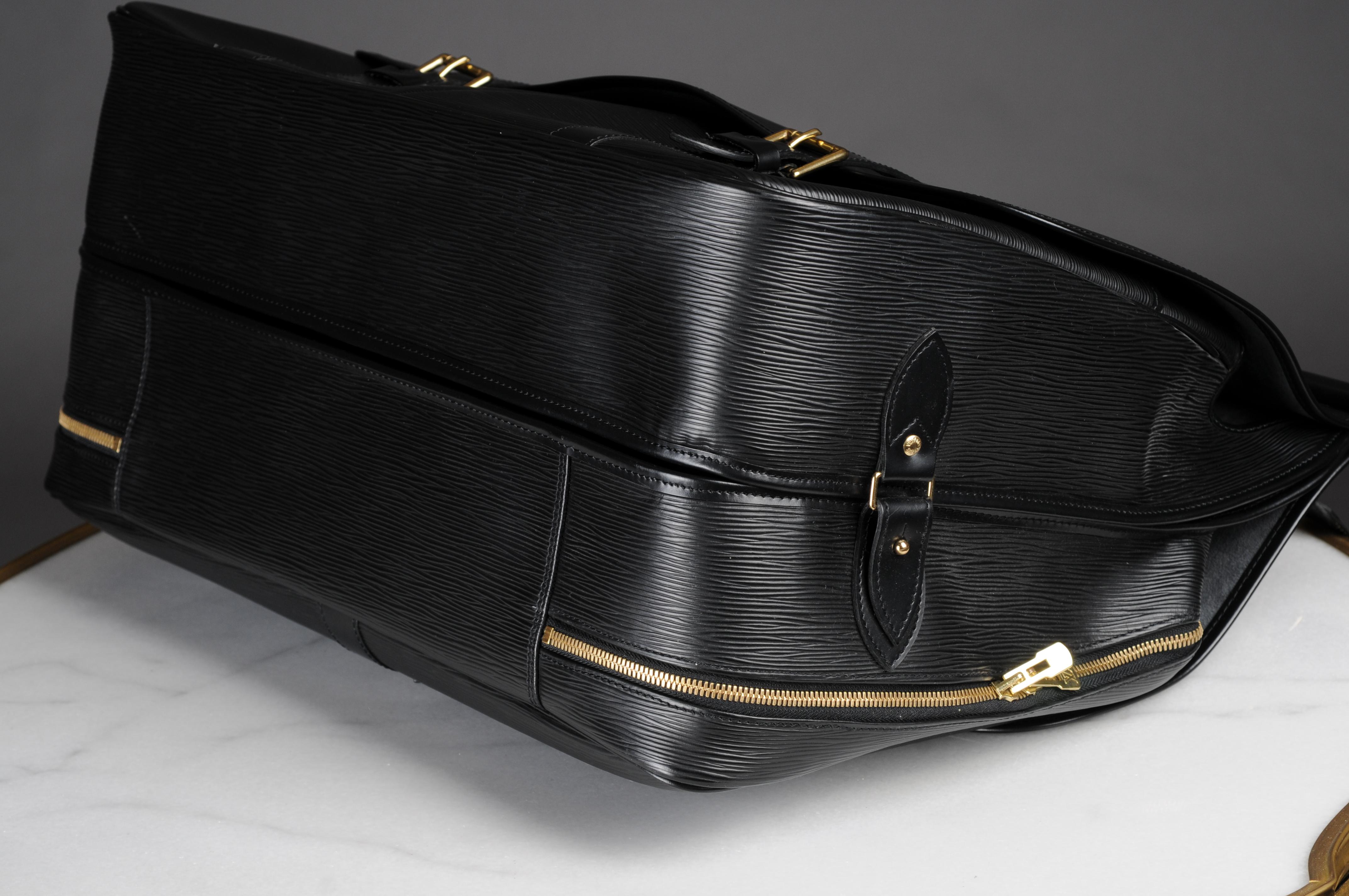Louis Vuitton Sac Chasse Bag Epi Black  For Sale 11