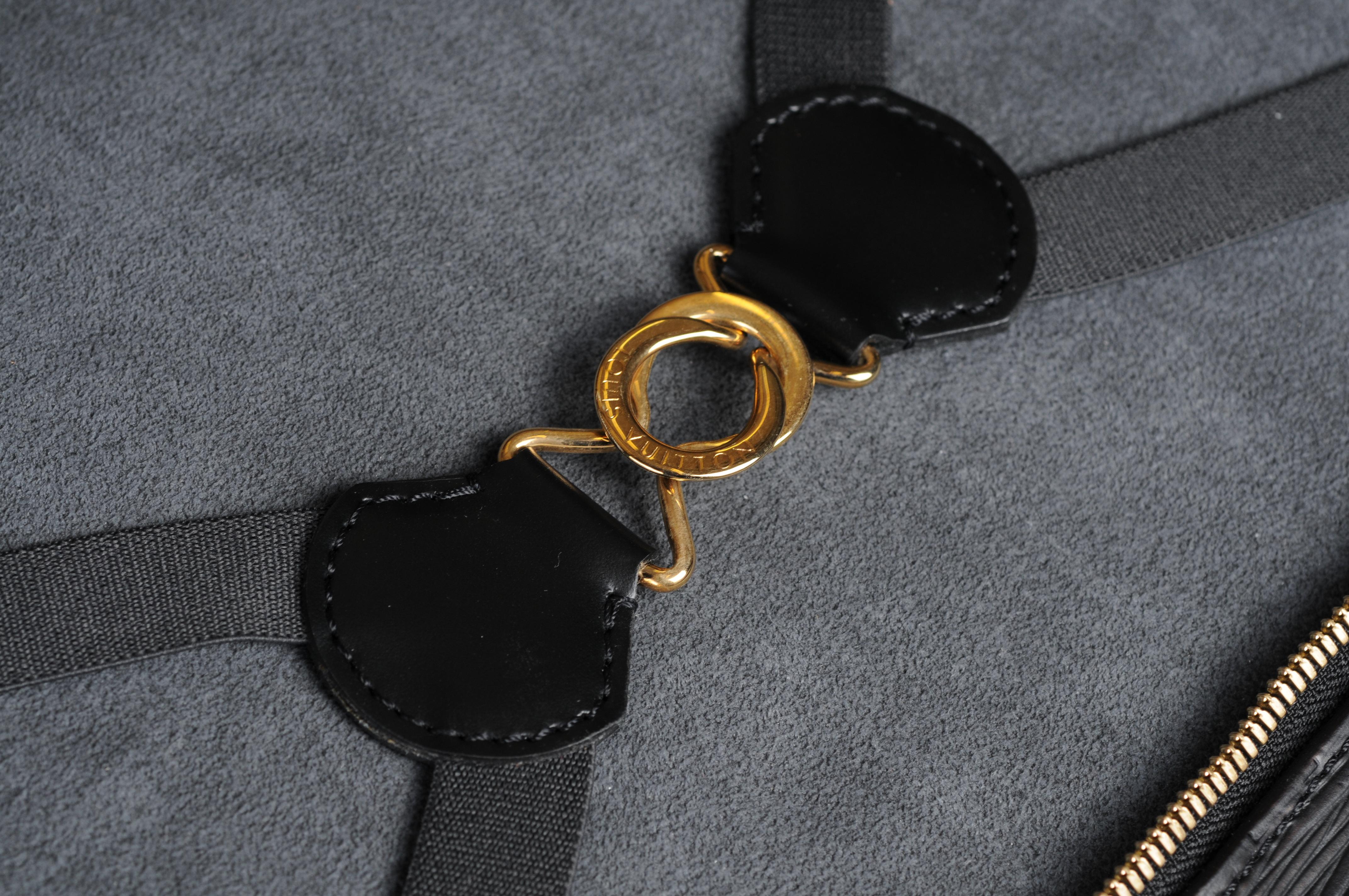 Louis Vuitton Sac Chasse Bag Epi Black  For Sale 13