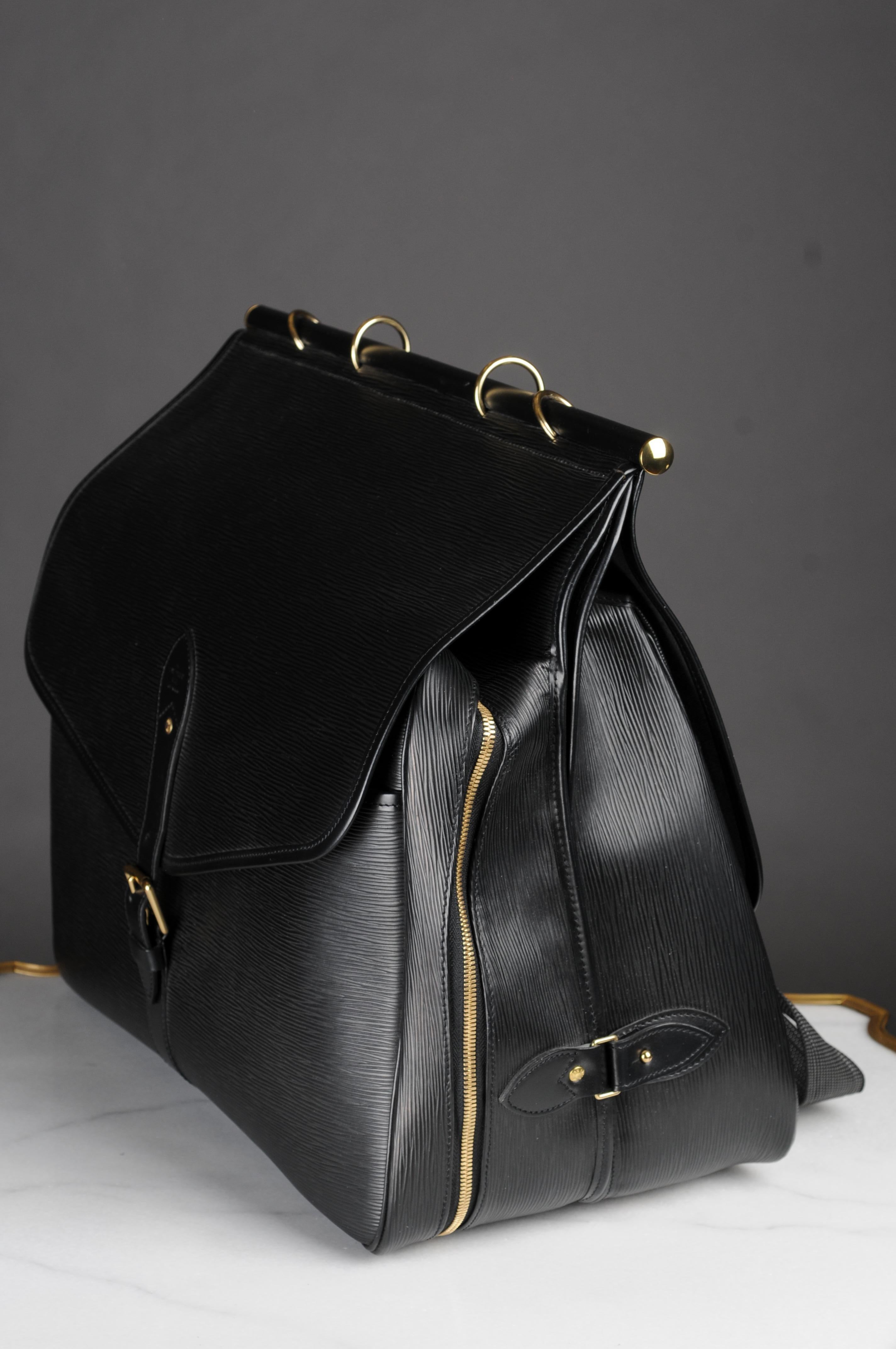 Women's or Men's Louis Vuitton Sac Chasse Bag Epi Black  For Sale