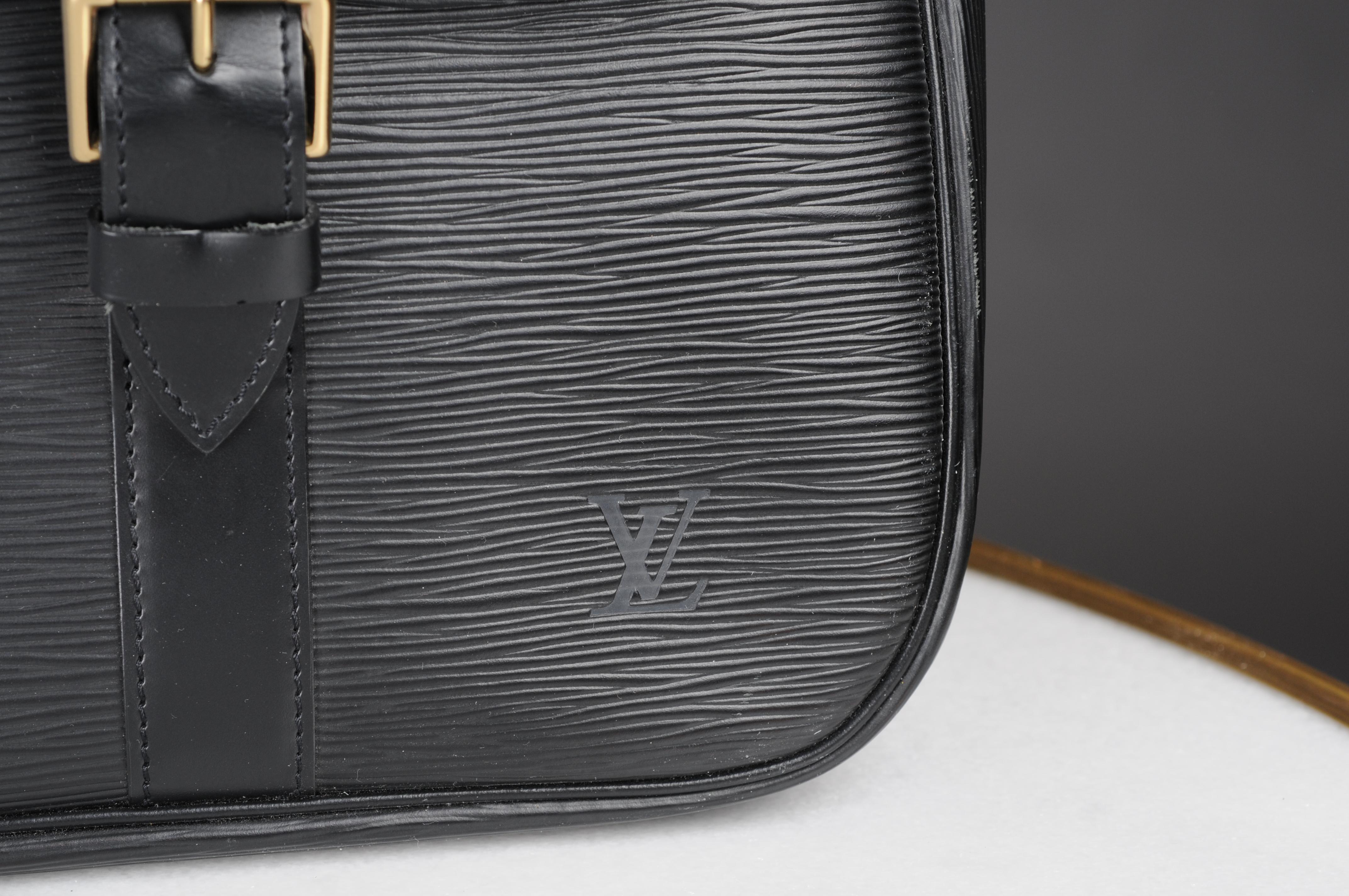 Louis Vuitton Sac Chasse Bag Epi Black  For Sale 2