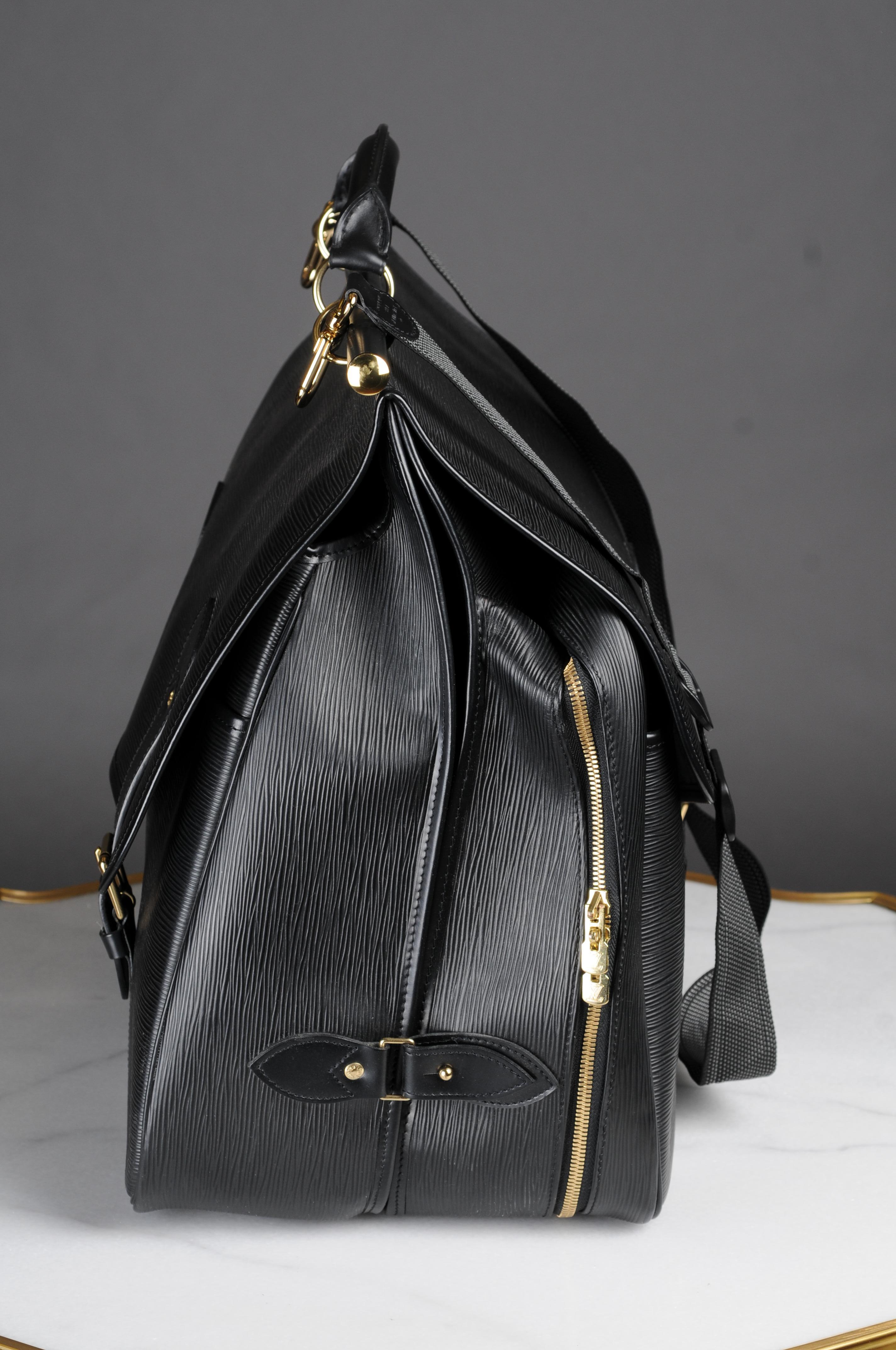 Louis Vuitton Sac Chasse Bag Epi Black  For Sale 4