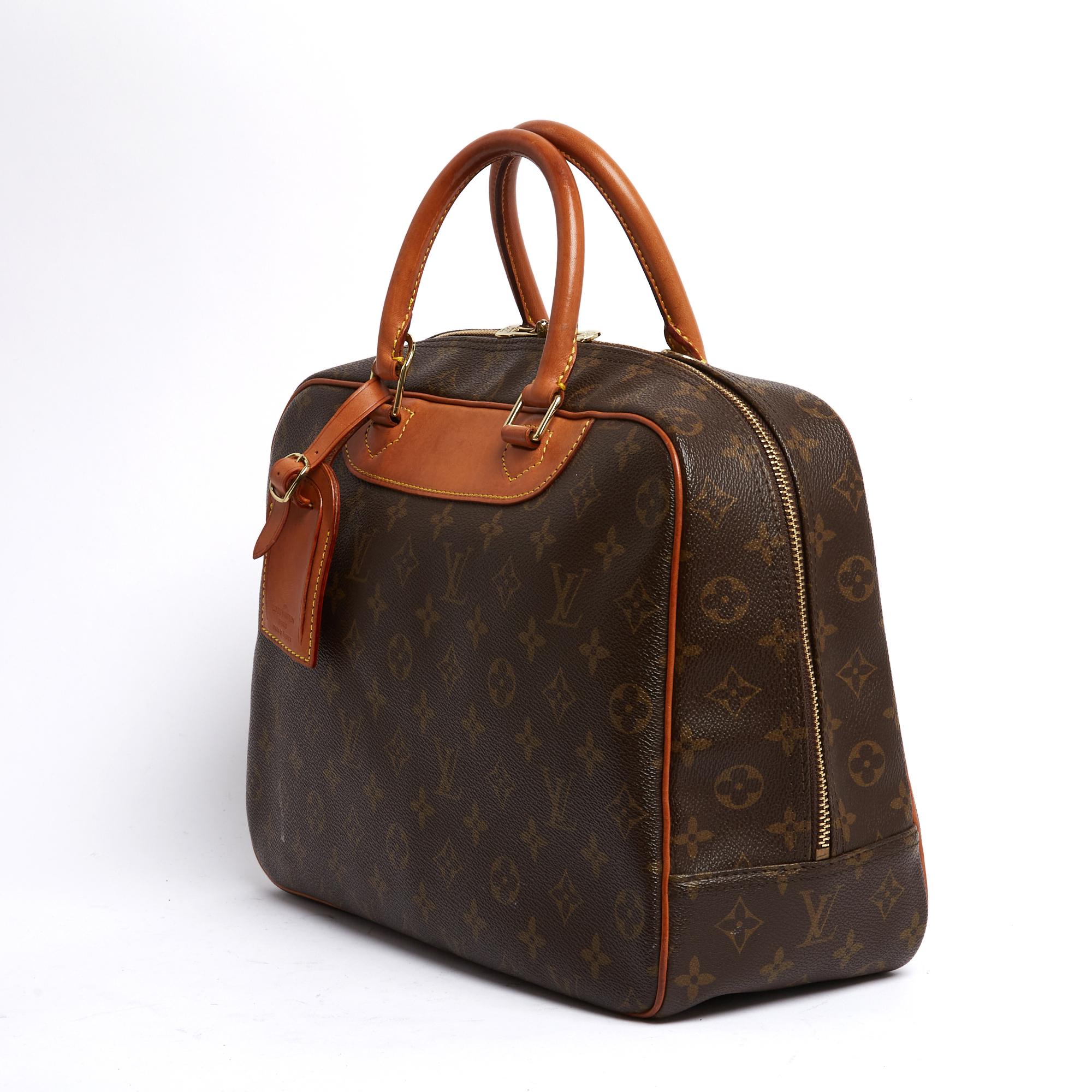 Louis Vuitton Deauville model bag in monogram coated canvas, natural leather and gold metal, 1 large patch pocket on the front, beige coated canvas interior trimmed with natural leather with 2 gusseted patch pockets on each side and 1 stitched