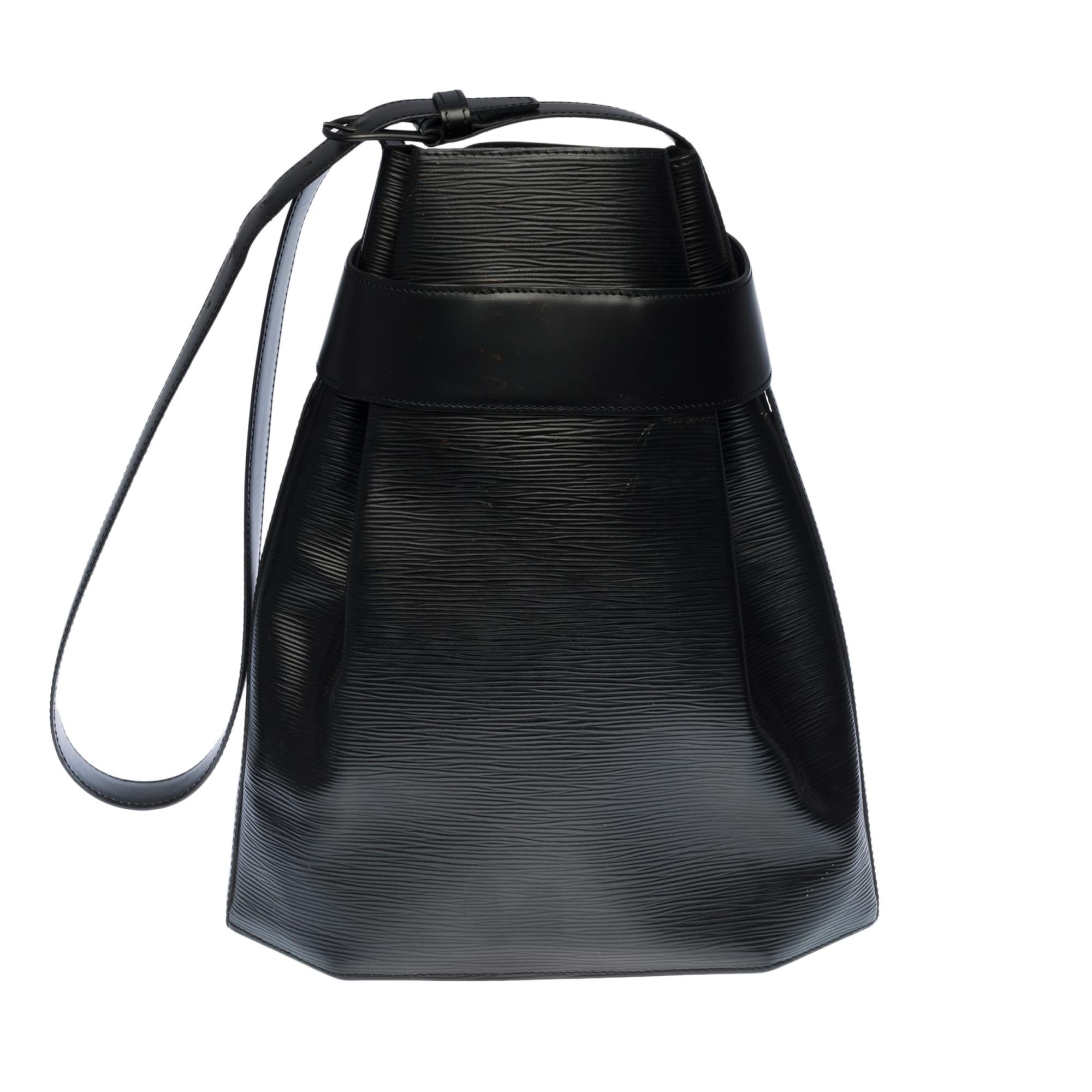 Lovely Sac d'épaule Louis Vuitton backpack in Black epi leather, silver metal hardware, adjustable black leather handle for a hand or shoulder.
A snap button closure.
Lining in black suede, 1 zipped pocket.
Signature: 