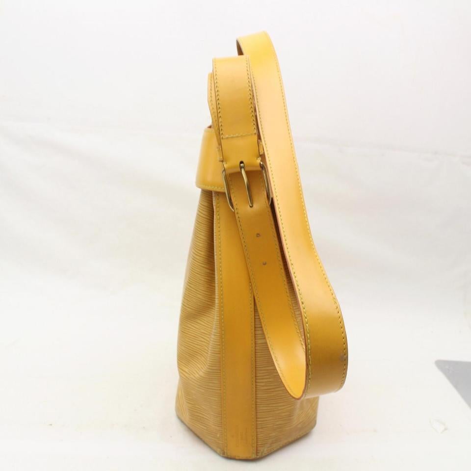 Louis Vuitton Sac D'epaule Twist Bucket (Ultra Rare) with Pouch 869908  For Sale 3