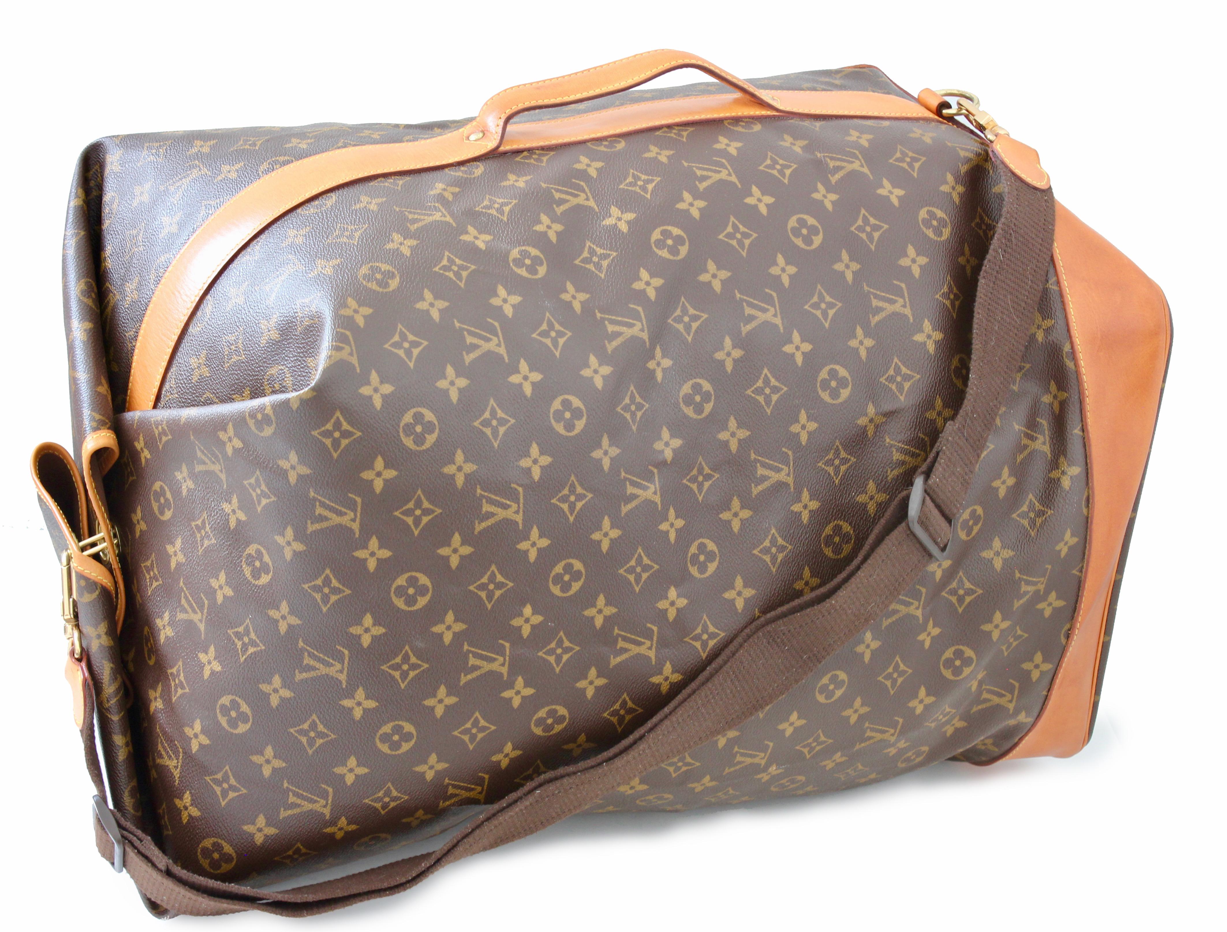 Reisen Sie stilvoll mit dieser fabelhaften Sac Marin Sailor Bandouliere GM, hergestellt von Louis Vuitton im Jahr 2000.  Diese Seesacktasche aus dem charakteristischen Monogram Canvas ist mit Vachetta-Leder ausgestattet und hat einen verstellbaren