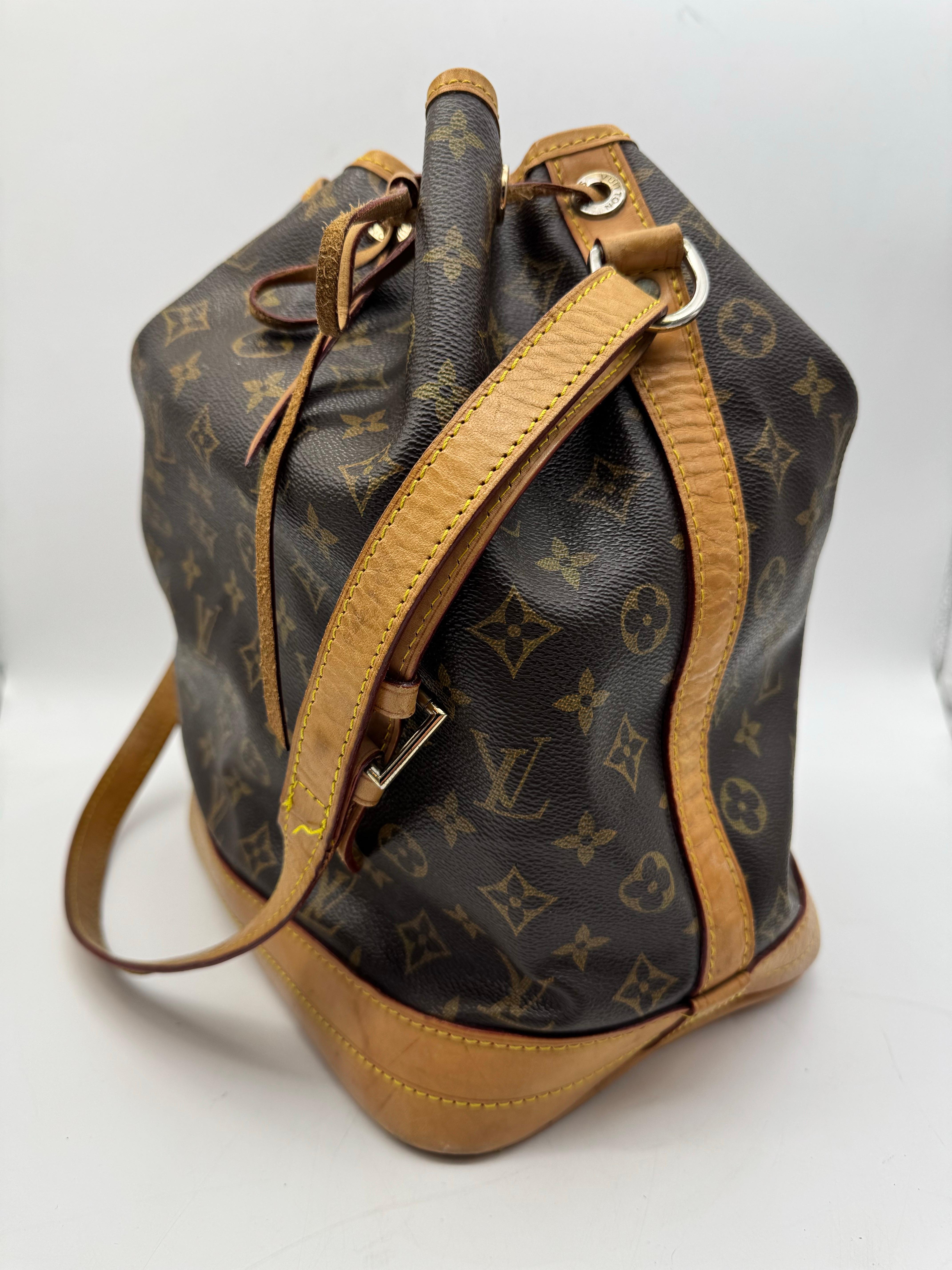 Louis Vuitton Bag Noe Monogram Canvas

Very good condition

Brown cowhide leather with light patina

Intensities well preserved