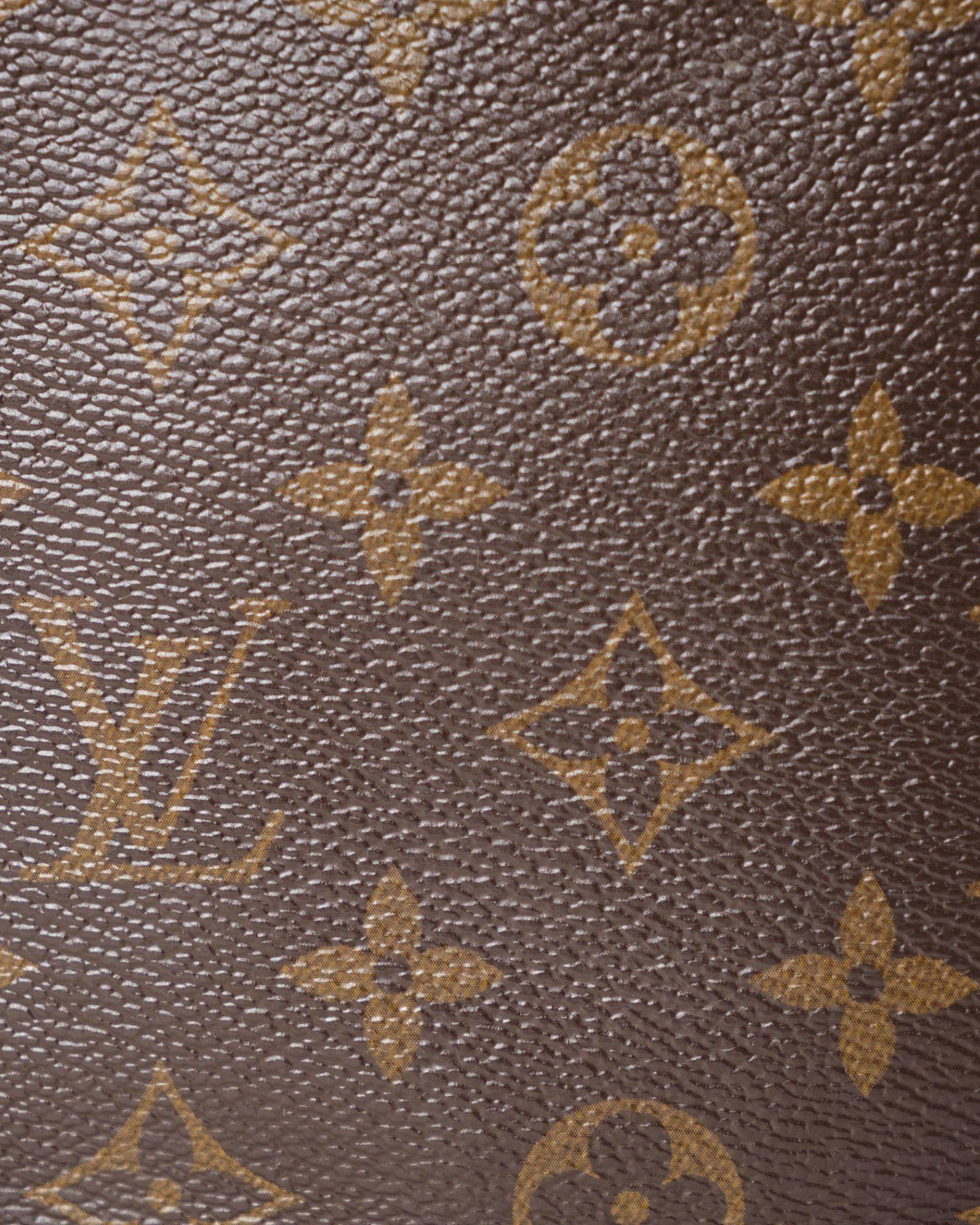 Borsa firmata Louis Vuitton modello Sac Plat nella misura BB, realizzata in tela  marrone nella fantasia monogram con inserti in vacchetta e hardware dorato. Questo modello è privo di chiusura superiore e presenta un interno rivestito in tessuto