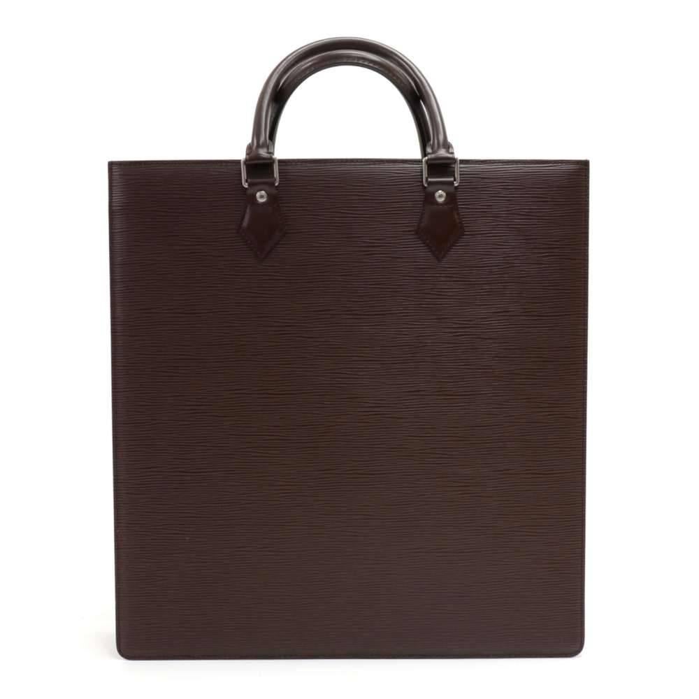 Louis Vuitton Sac Plat tote bag in brown epi leather. Hand-held with its comfortable leather handles, is generously dimensioned to carry all your daily necessities. Inside is brown textile lining. It fits A4 or Letter size papers and all your