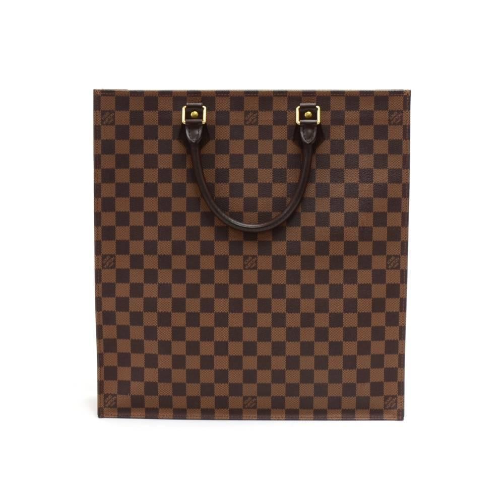 Louis Vuitton Sac Plat tote bag. Hand-held with its comfortable leather handles, is generously dimensioned to carry all your daily necessities. It fits format A4 as all your magazines or work related paperwork. It has one open pocket and a mobile