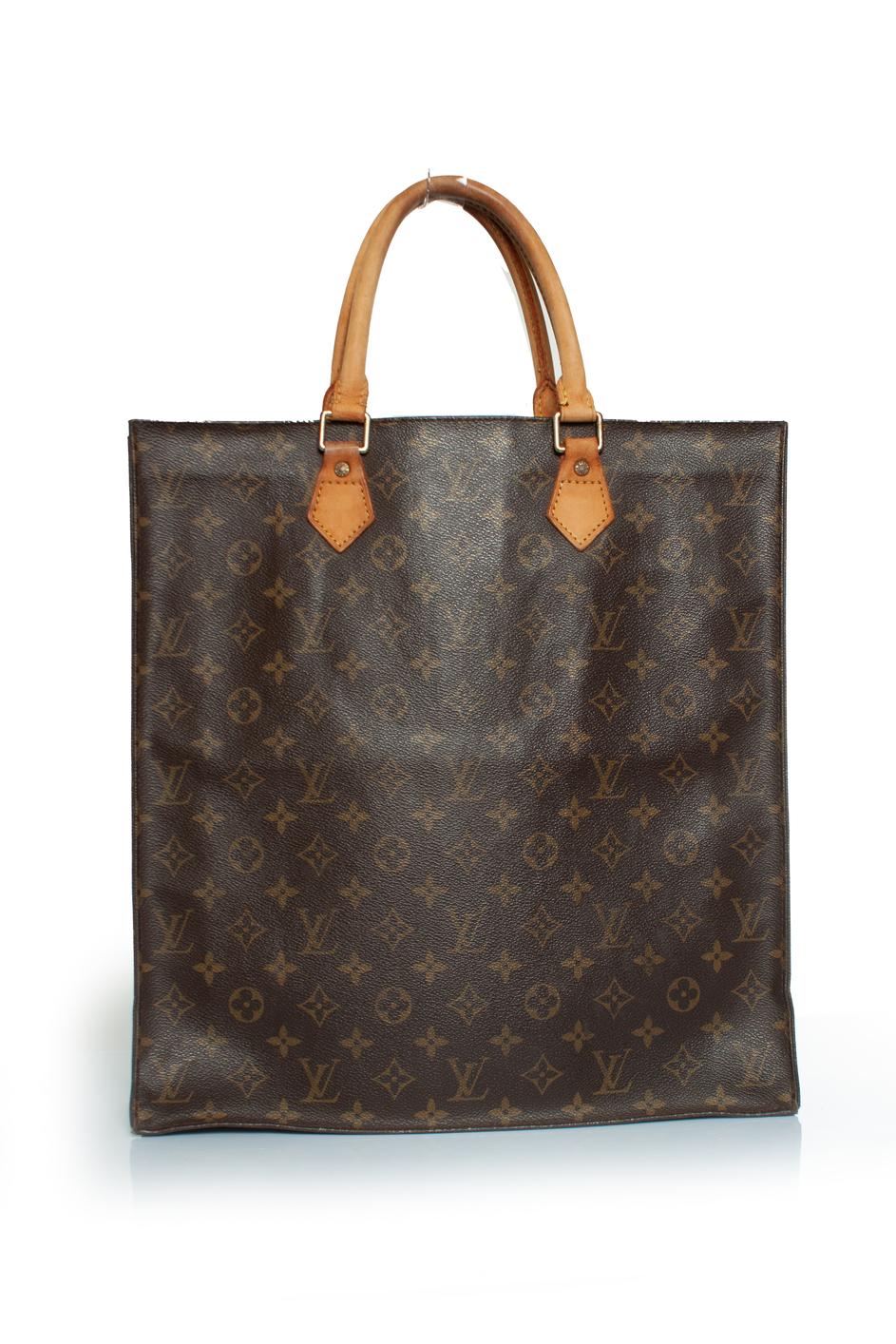 Louis Vuitton, Sac Plat in monogram canvas. Corners of the bag and handles show some wear. Hardware has discoloration. Interior pocket has some peeled of material. 

CONDITION: signs of wear

MEASUREMENTS: height 38 cm, width 36 cm, depth 9 cm,