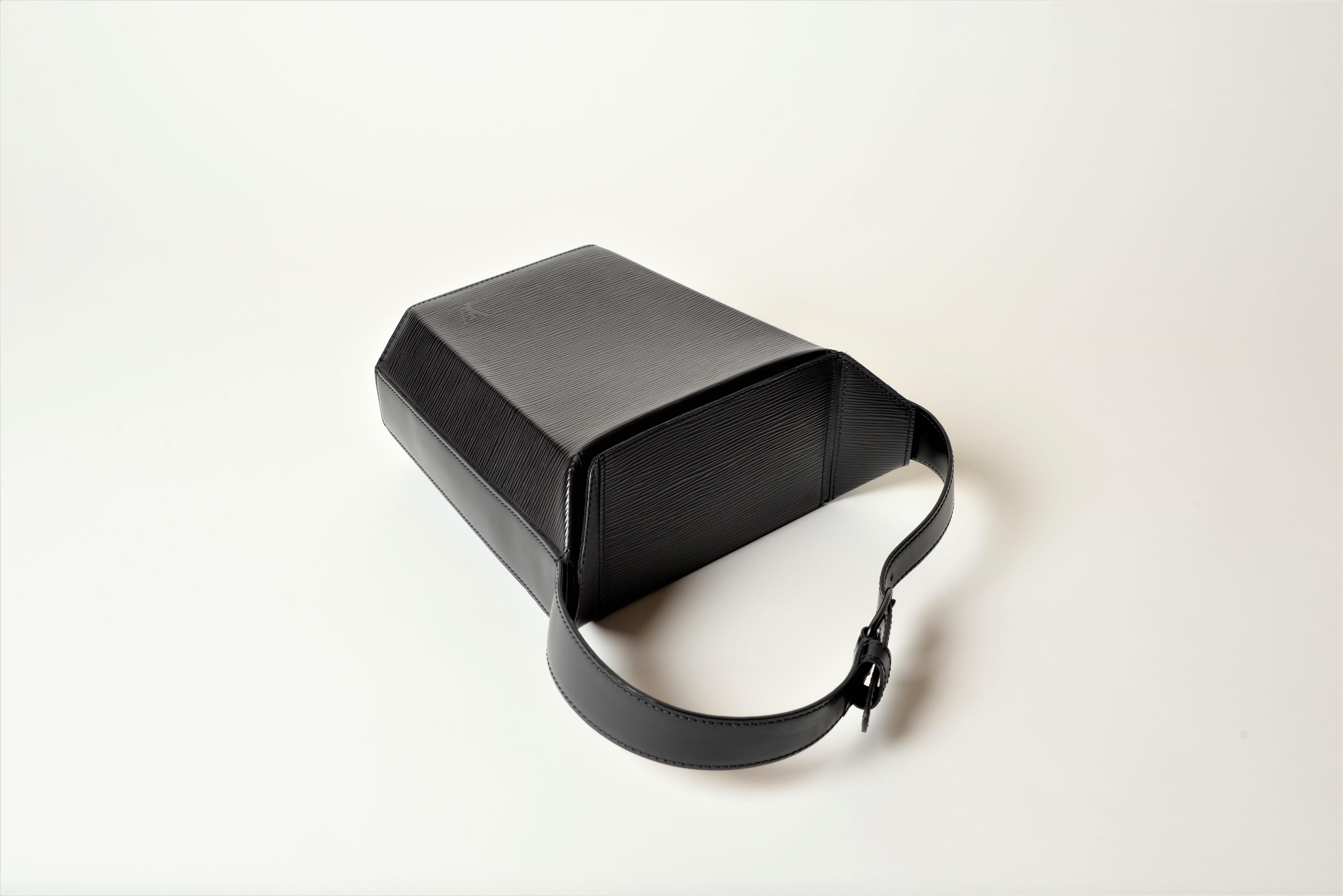 Women's or Men's Louis Vuitton Sac Seau Bucket Bag Black Epi Leather 