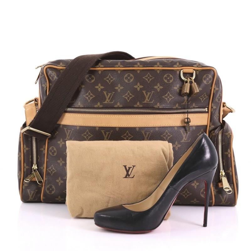 This Louis Vuitton Sac Squash Handbag Monogram Canvas, crafted from brown monogram coated canvas, features an adjustable shoulder strap, exterior side and front zip pockets, and gold-tone hardware. Its top zip closure opens to a brown fabric