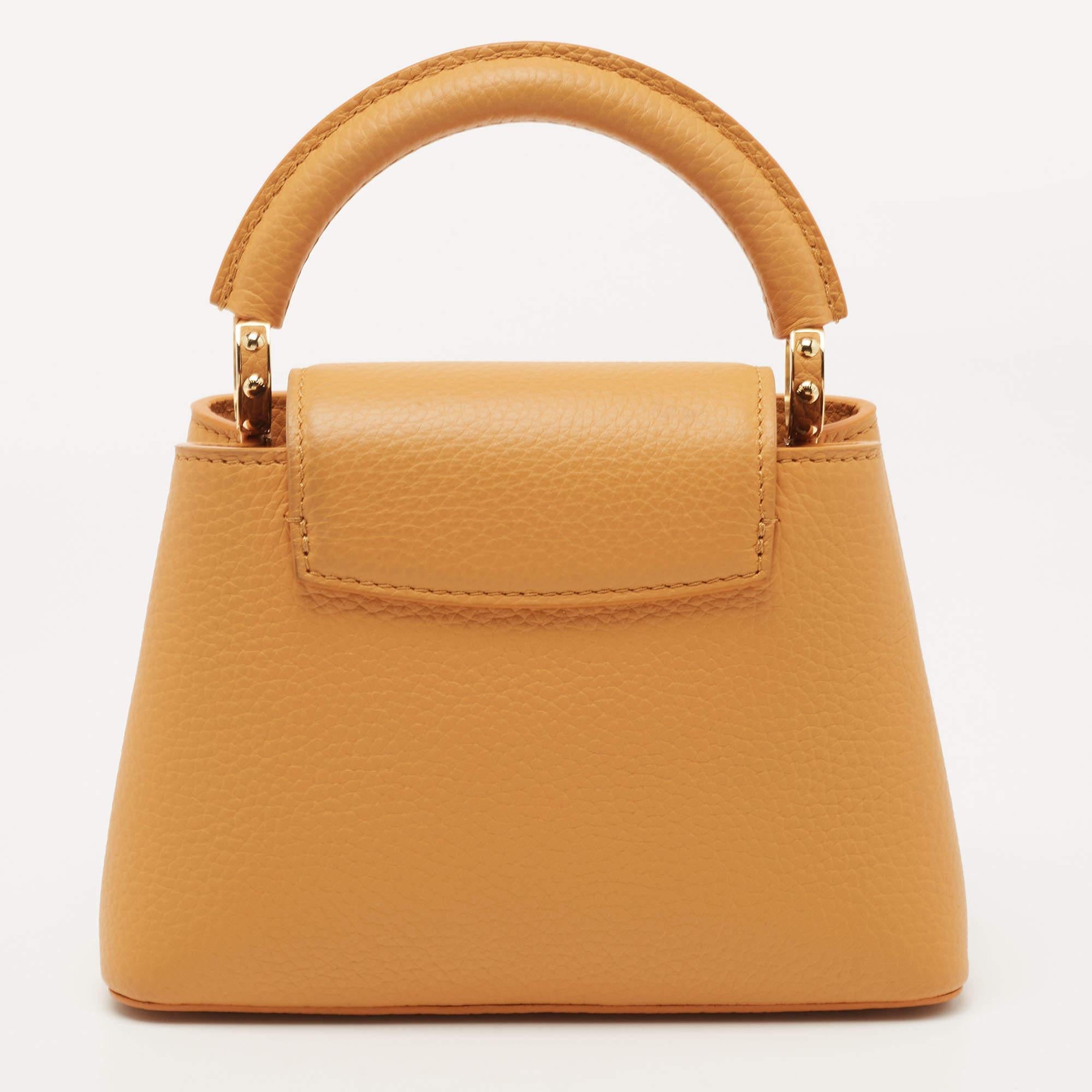 Louis Vuitton's creations are popular owing to their high style and functionality. This bag, like all the other handbags, is durable and stylish. Exuding a fine finish, the bag is designed to give a luxurious experience. The interior has enough