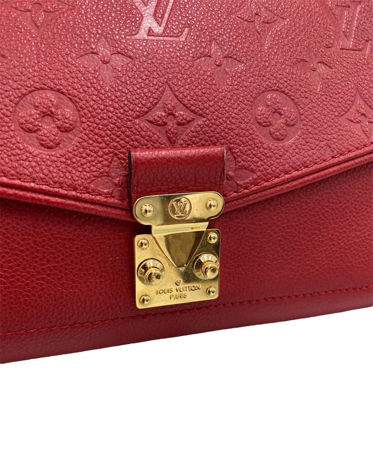 Louis Vuitton bag, Saint Germain model, made of emprainte red leather, with golden hardware.

Equipped with a flap with interlocking closure, internally lined in smooth red leather, quite roomy.

Equipped with a sliding chain shoulder strap to wear