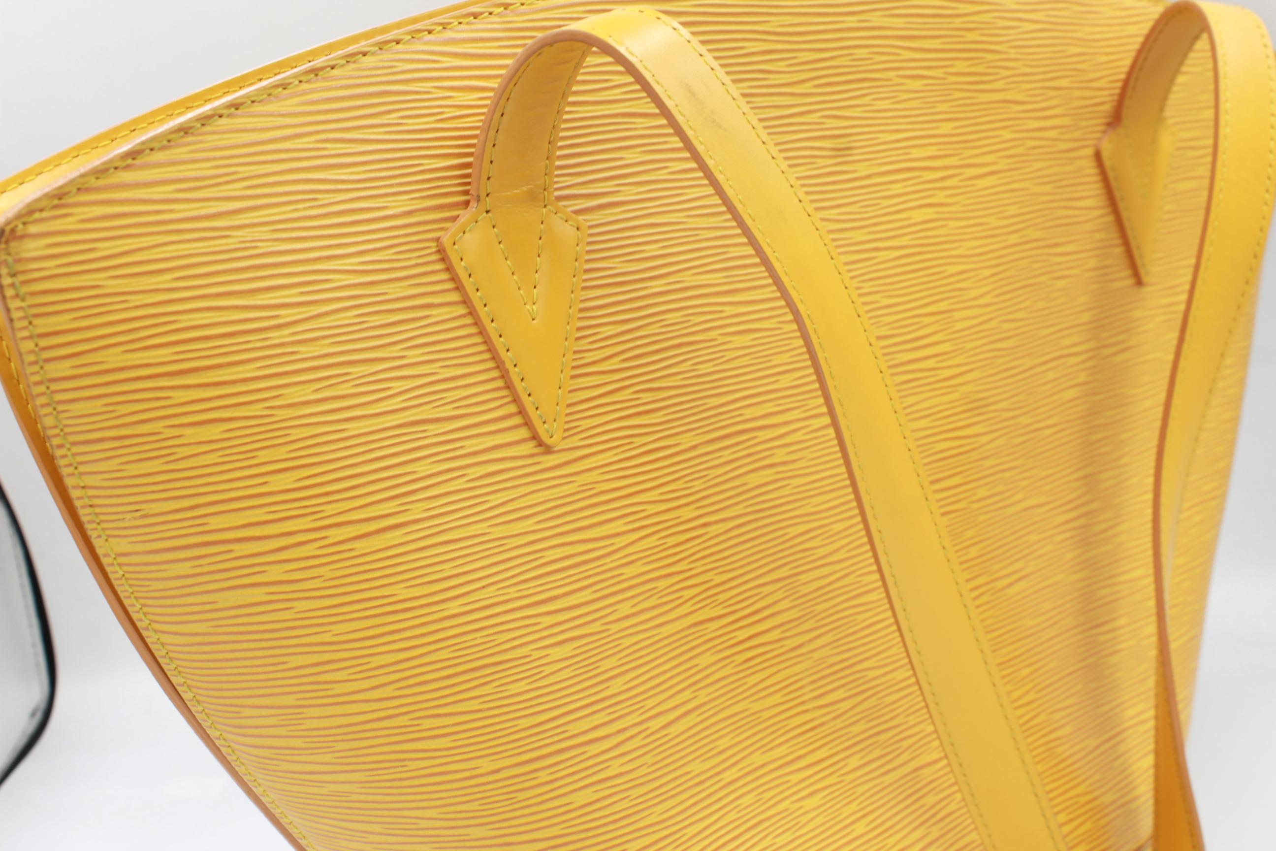 Louis Vuitton Saint Jacques handbag in yellow épi leather.
Good condition, some signs of wear ( at the corners ).
 30cm x 44cm x 17cm