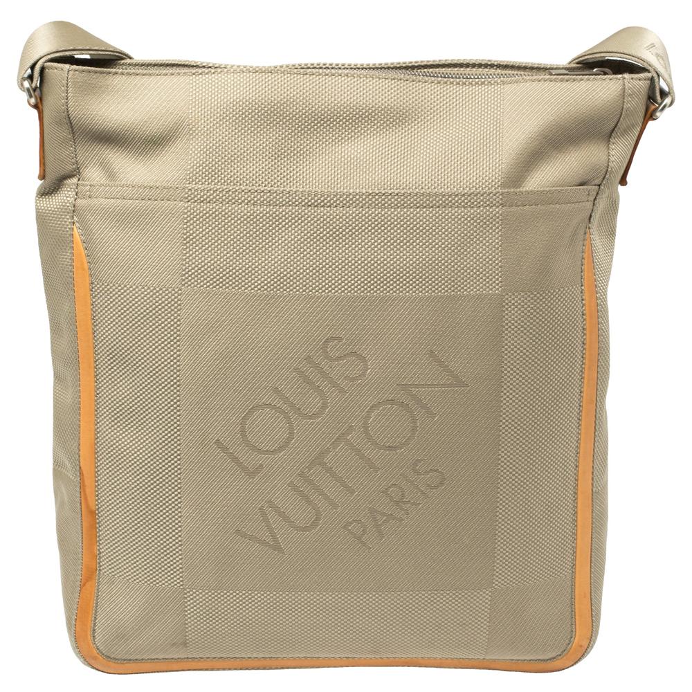 Swap your everyday backpack with this designer messenger bag from the house of Louis Vuitton. Made from canvas, the Damier Geant messenger bag has an adjustable shoulder strap and the brand detail on the front. The interior can hold your daily