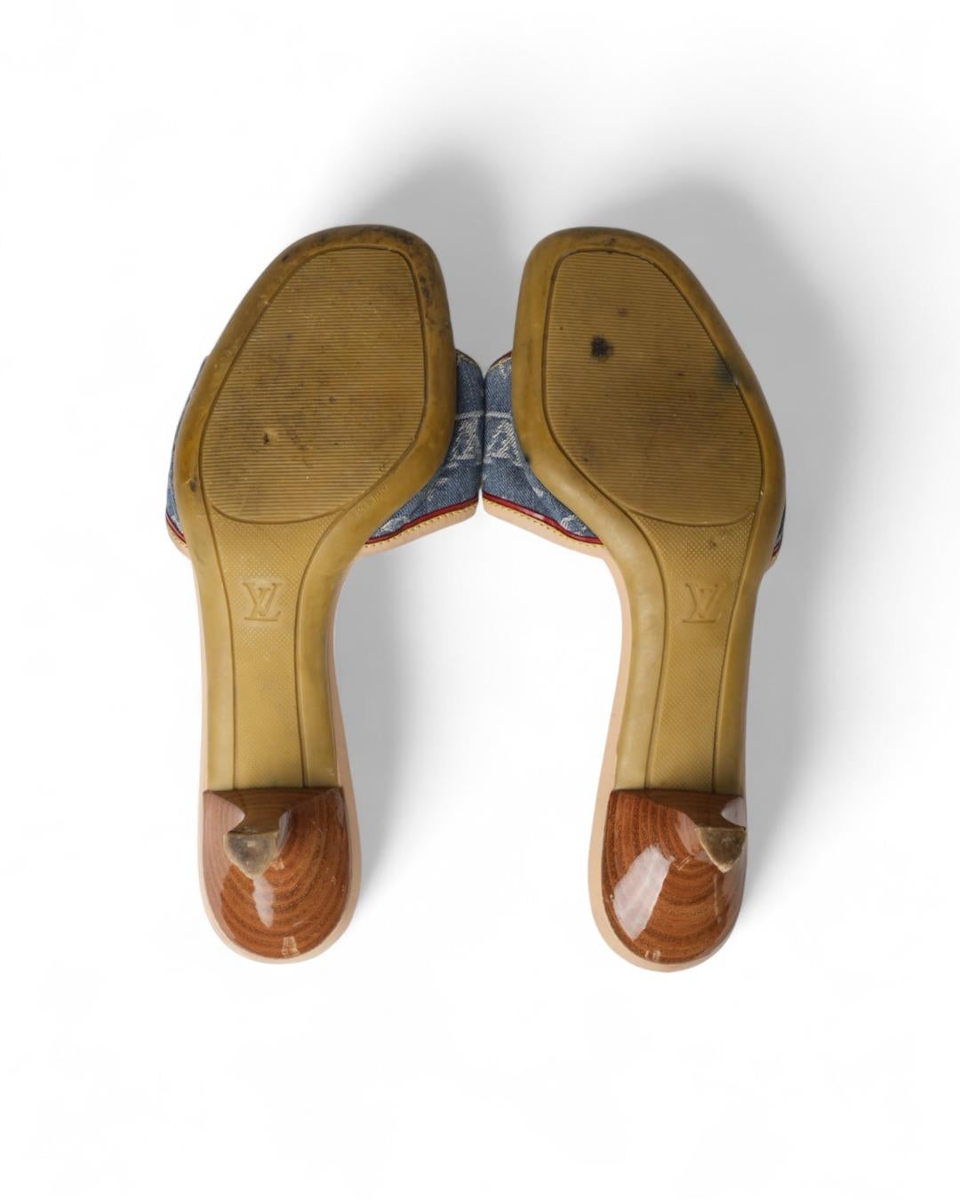 La sandale emblématique de Louis Vuitton, le modèle Mule, est réalisée en denim avec un motif monogramme classique, des empiècements en cuir de vache et des ferrures dorées. Enrichi d'un nœud sur le devant. Elles ont un talon de 6 cm de haut et sont