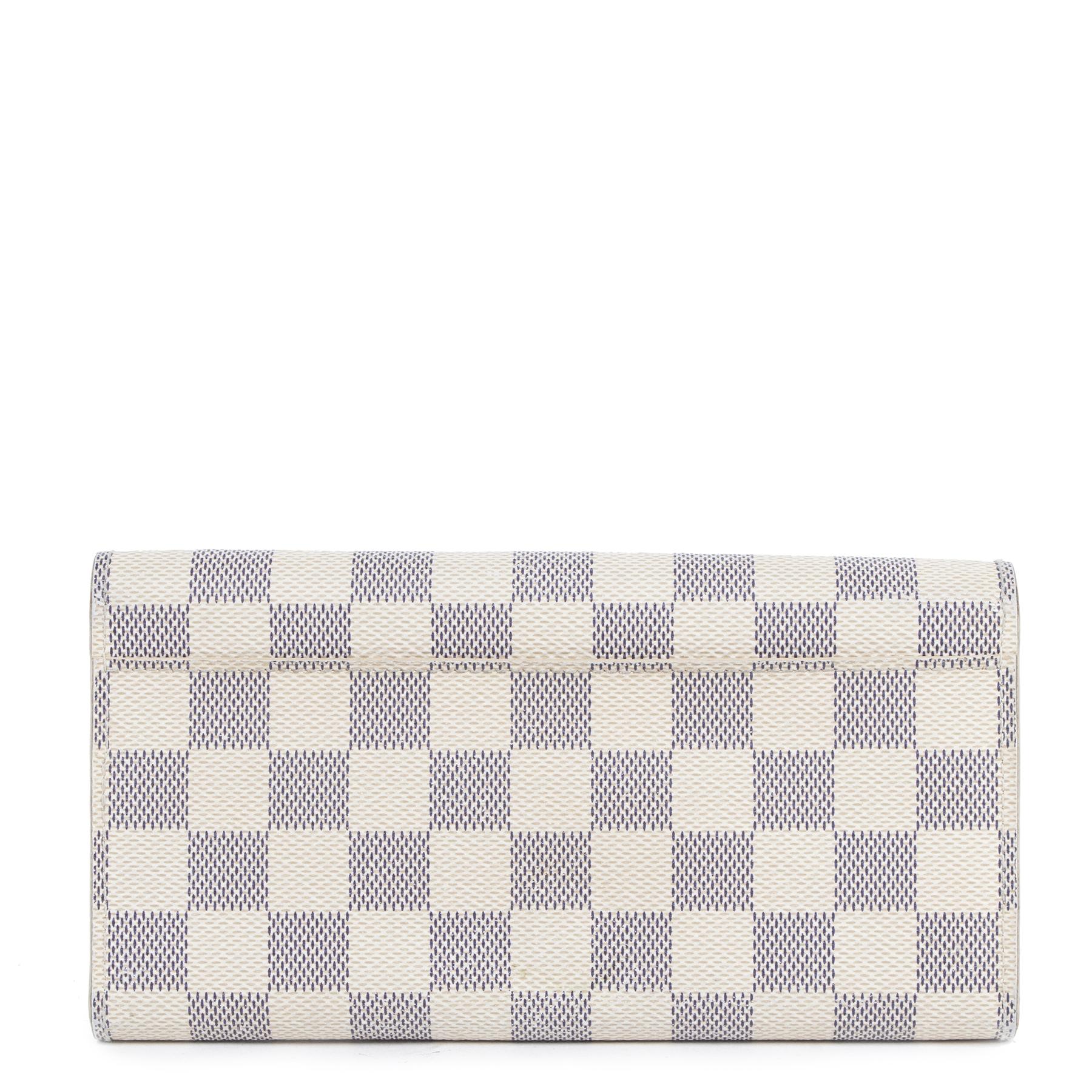 Very good condition

Louis Vuitton Sarah Damier Azur Wallet

Keep your most important items organised with this stylish Sarah wallet by Louis Vuitton. This long wallet is made from Damier canvas and features cowhide leather lining. The wallet opens