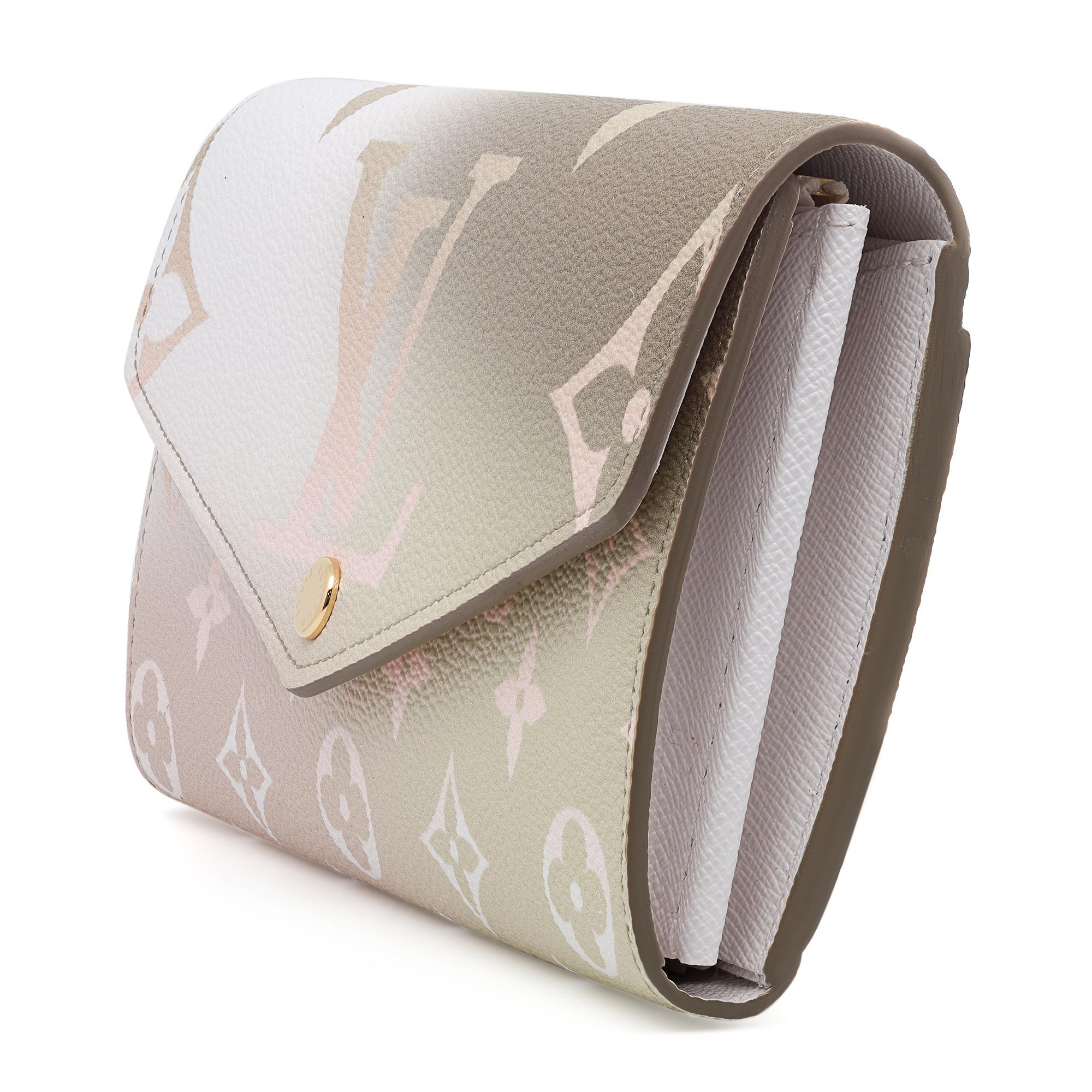 Louis Vuitton Sarah Sunset Kaki Leder Damen Geldbörse. Mit Monogram bedrucktes Canvas-Leder mit einer Farbabstufung, die vom Himmel bei Sonnenuntergang inspiriert ist. Klassische Brieftasche mit Umschlag und Klappe, die mit einem eingravierten