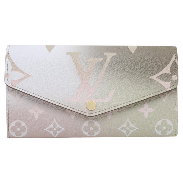 Louis Vuitton Sarah Sunset Billetera de mujer de piel caqui M81276 en venta  en 1stDibs