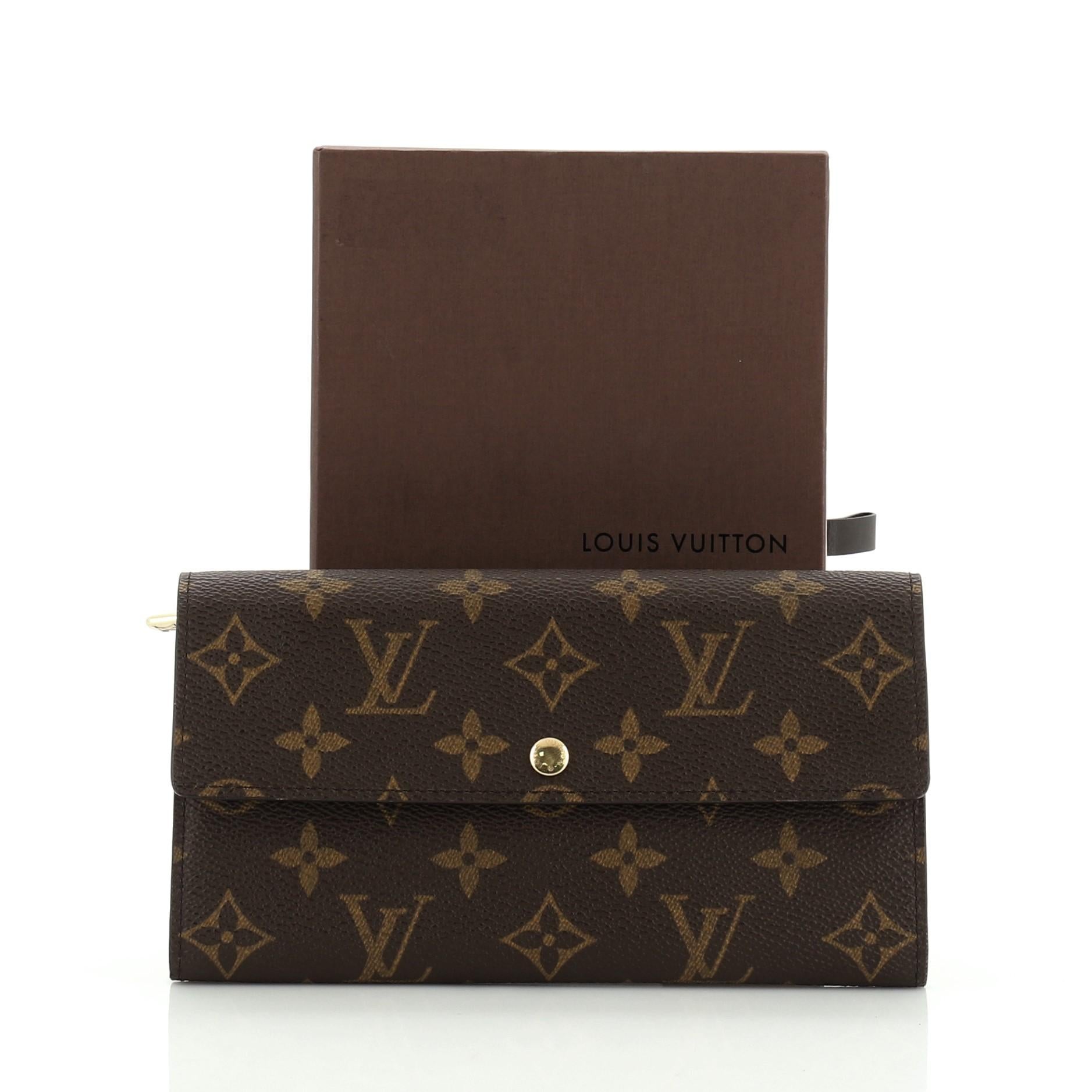 This Louis Vuitton Sarah Wallet Monogram Canvas is an everyday piece with compact design offering multiple practical features. Crafted from brown monogram coated canvas, it features frontal flap and gold-tone hardware. Its snap closure opens to a