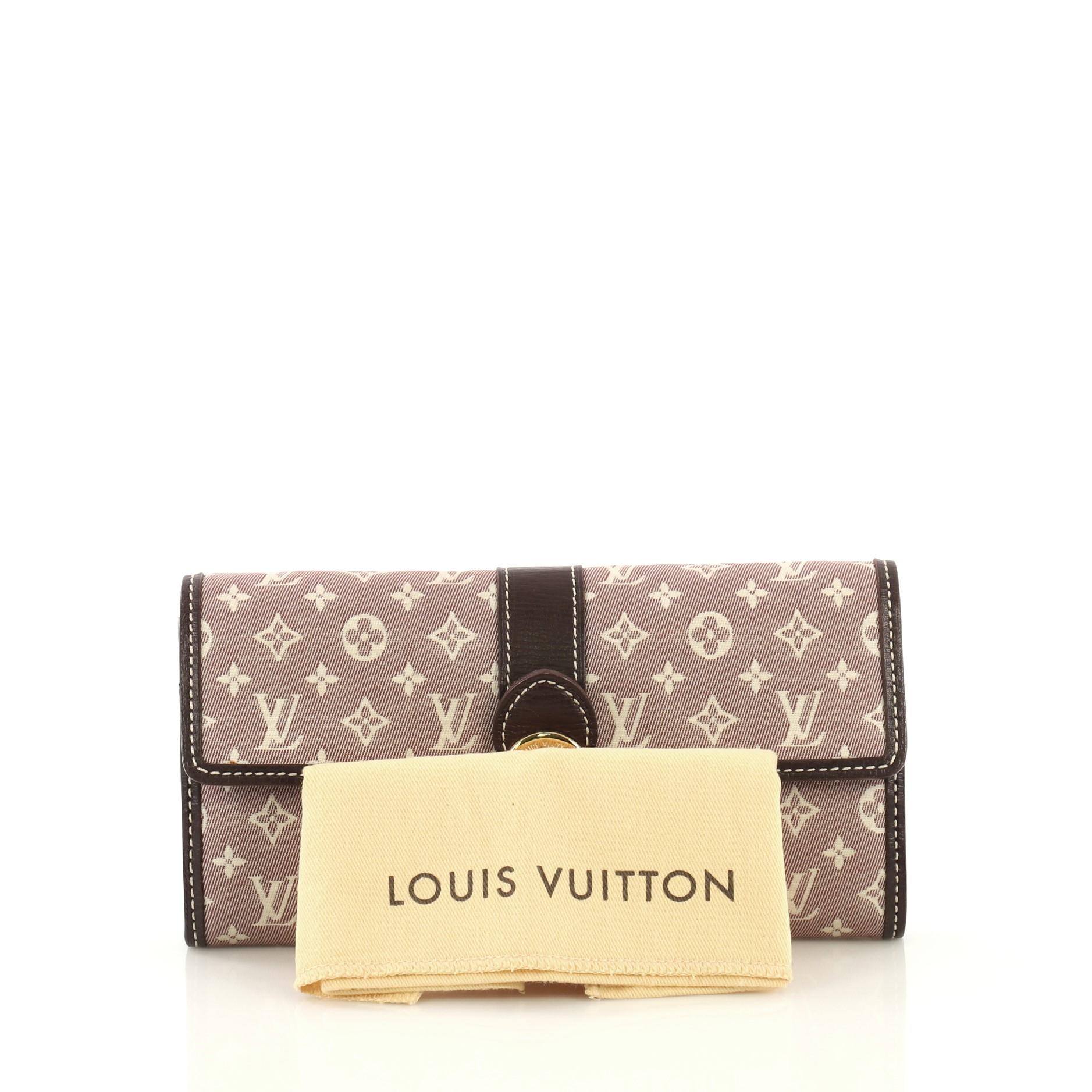 This Louis Vuitton Sarah Wallet Monogram Idylle, crafted from purple monogram idylle canvas, features leather trim and gold-tone hardware. Its press lock closure opens to a purple leather interior with multiple card slots and zip and slip pockets.