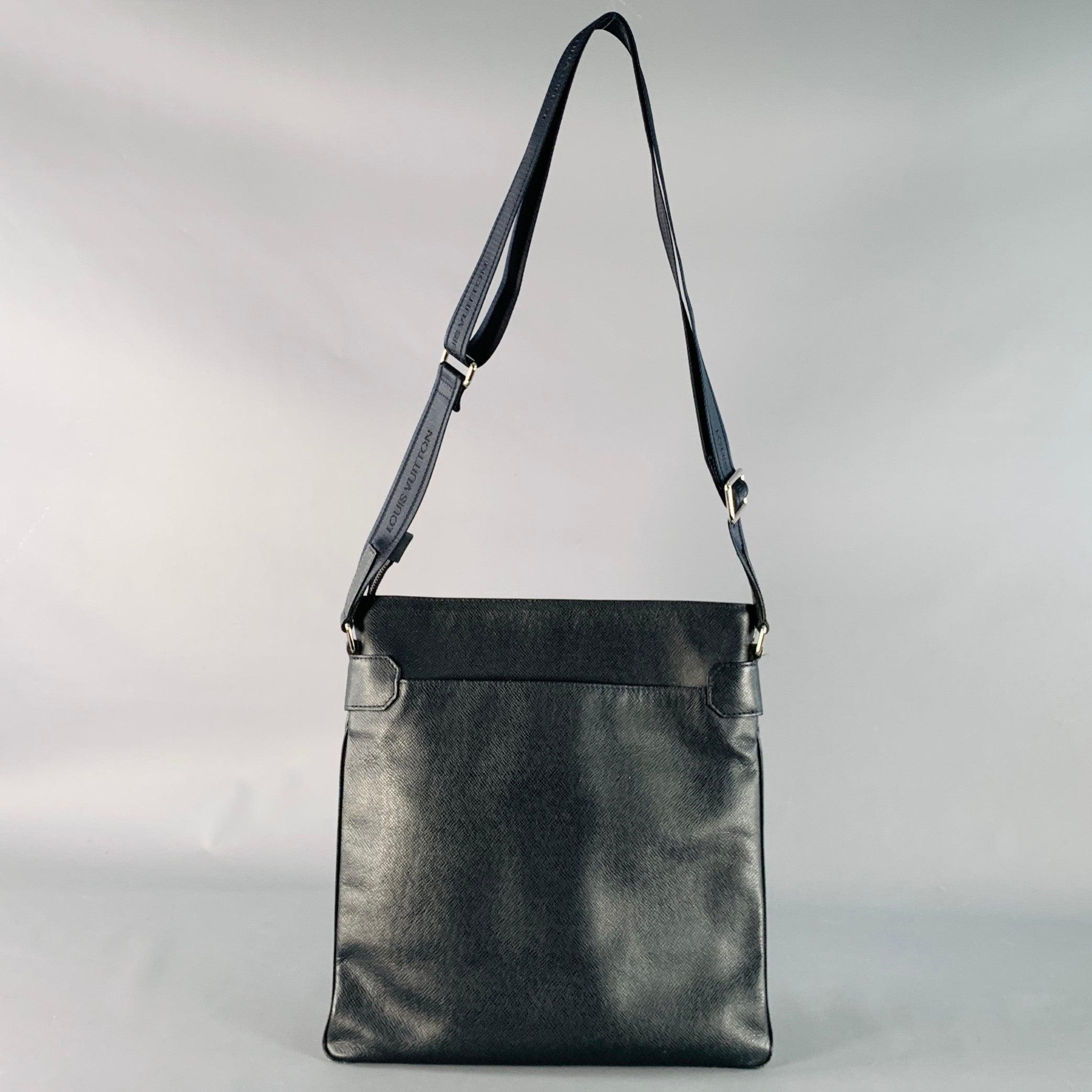 LOUIS VUITTON Borsa a tracolla in pelle Sasha Navy Taiga In condizioni buone in vendita a San Francisco, CA