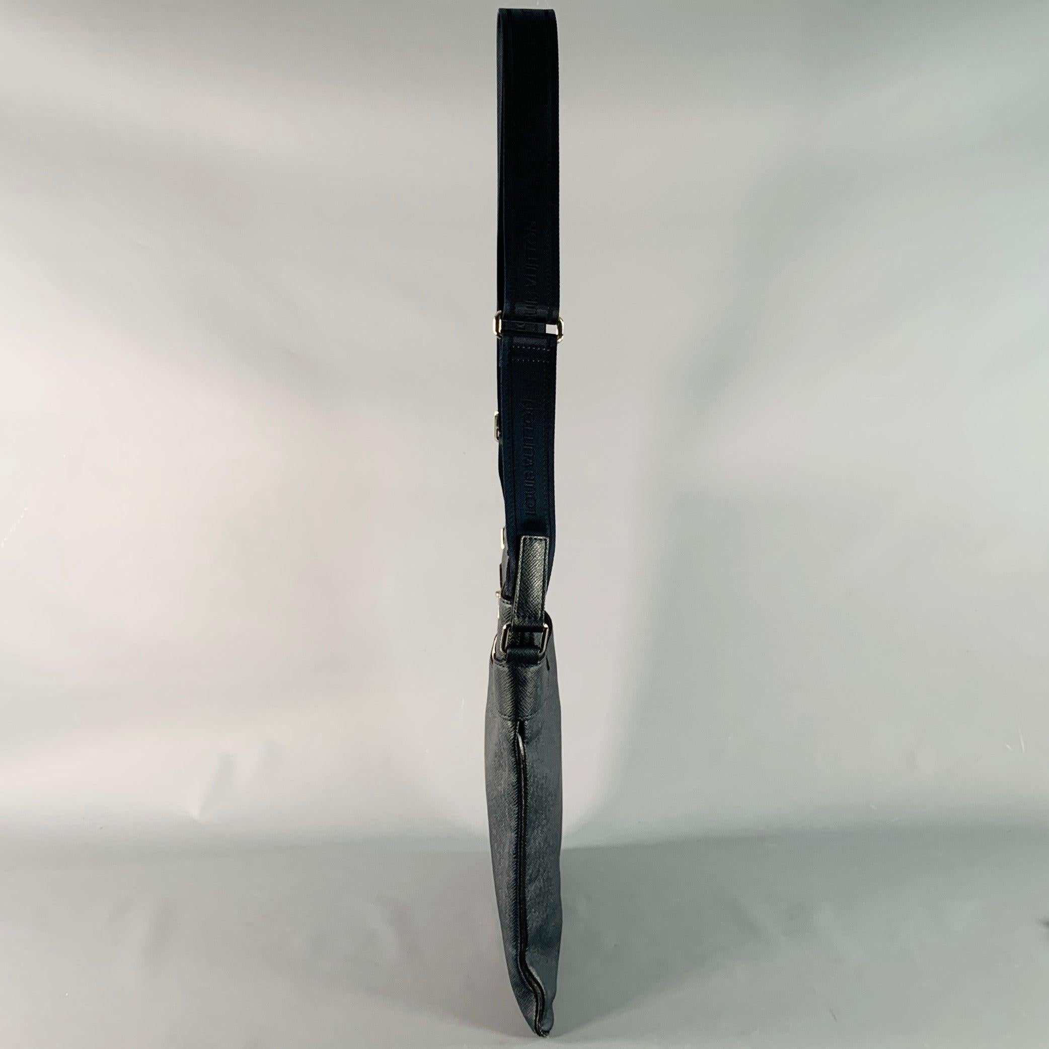 Uomo LOUIS VUITTON Borsa a tracolla in pelle Sasha Navy Taiga in vendita