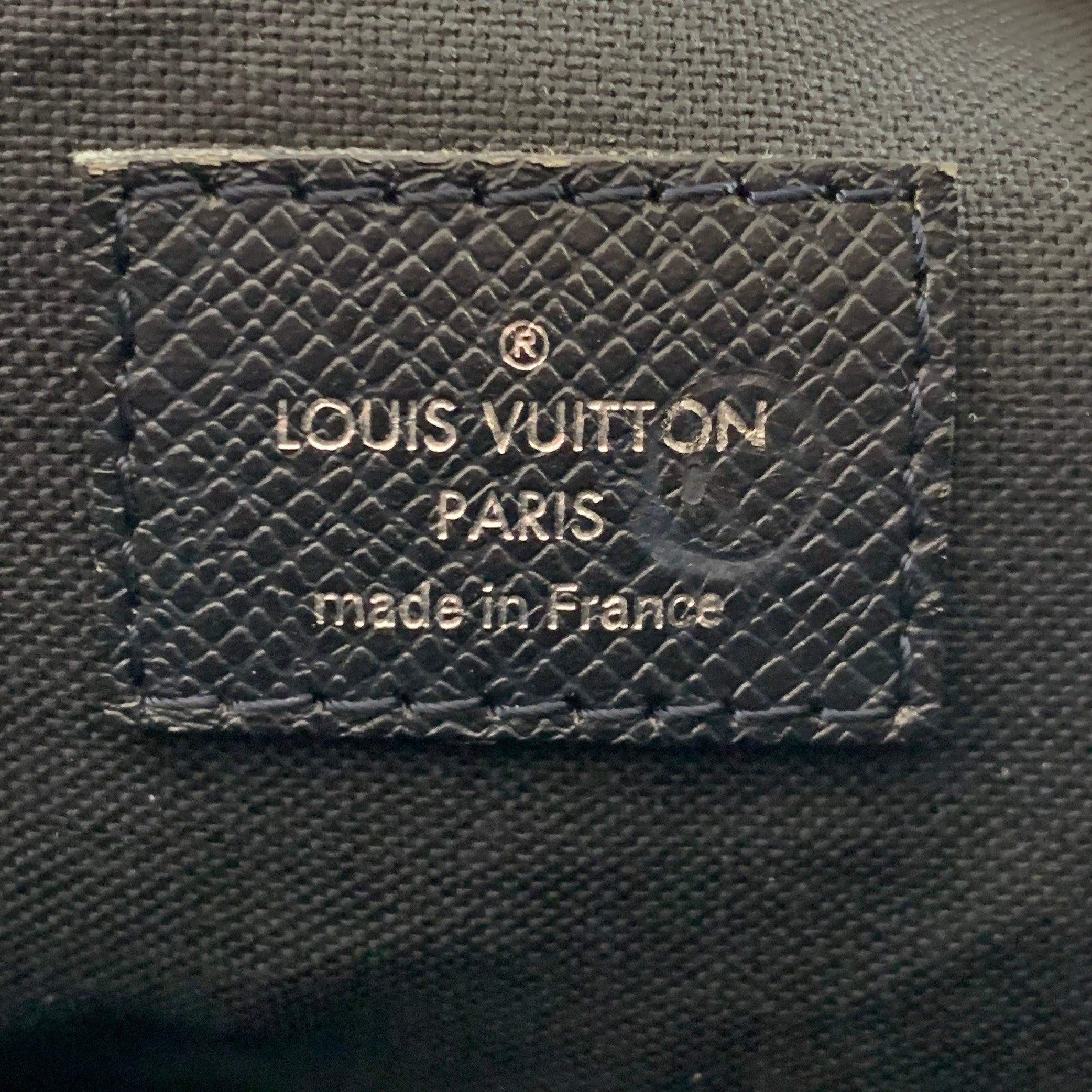 LOUIS VUITTON Borsa a tracolla in pelle Sasha Navy Taiga in vendita 1
